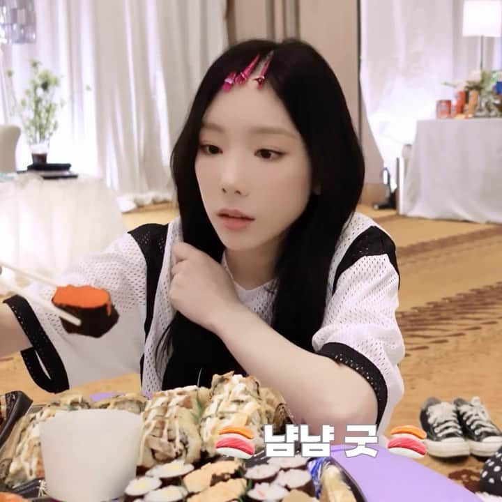 TAEYEONのインスタグラム：「TAEYEON VLOG in JAKARTA 🇮🇩🍣  @taeyeon_ss  #태연 #TAEYEON」