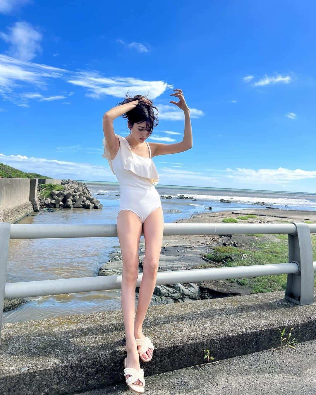 岩﨑名美のインスタグラム：「左手のくせつよ👈 (ここの水着めっちゃ痩せみえする💯)」