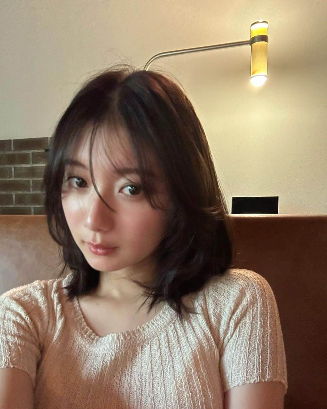 のインスタグラム：「🛋️ 最近やっとお肌が整ってきてかなり嬉しいよ〜 スキンケアはころころ変えるタイプ、 月一サロンでメンテナンス、のルーティン🤸🏻‍♀️ 今日 @precious_mieux でハーブピーリングしたんだけど、安定に気持ちよかったなあ、♡ 今回は毛穴ごっそりお掃除してビタミンAも導入しました！ 目指せちゅるん🥚」
