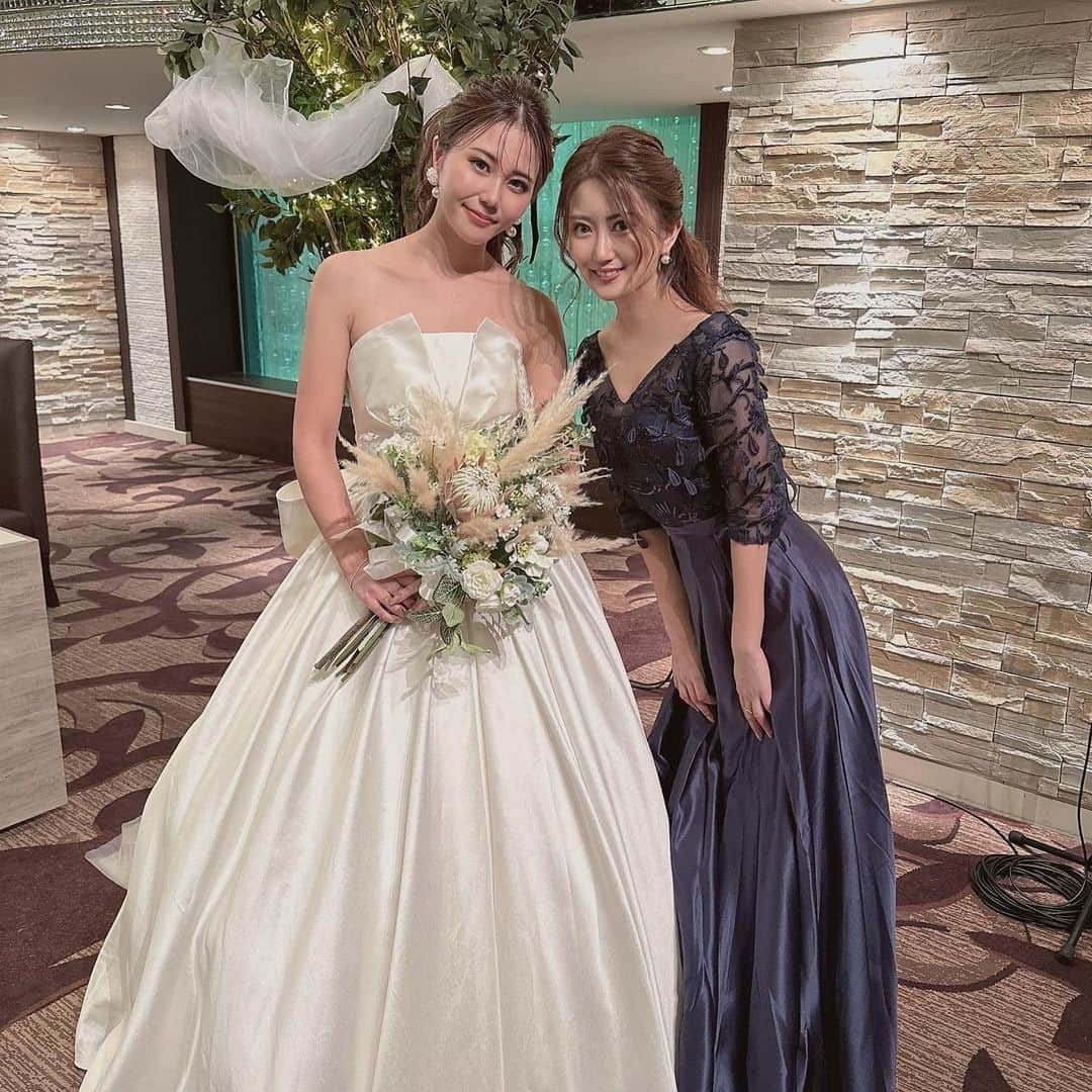 のインスタグラム：「. . . 大好きな摩耶たぁたんの結婚式🕊💍💙 素敵すぎたし綺麗すぎたし感動でしかなかった😭 摩耶と出会ってから９年！2人にはいつも最高に楽しませてもらってて、思い出いっぱいで溢れかえったわ😣💕 毎年恒例の長スパも自宅飲みもBBQもゴルフコンペもこれからも宜しく🥰 . #wedding #happywedding #結婚式 #結婚」
