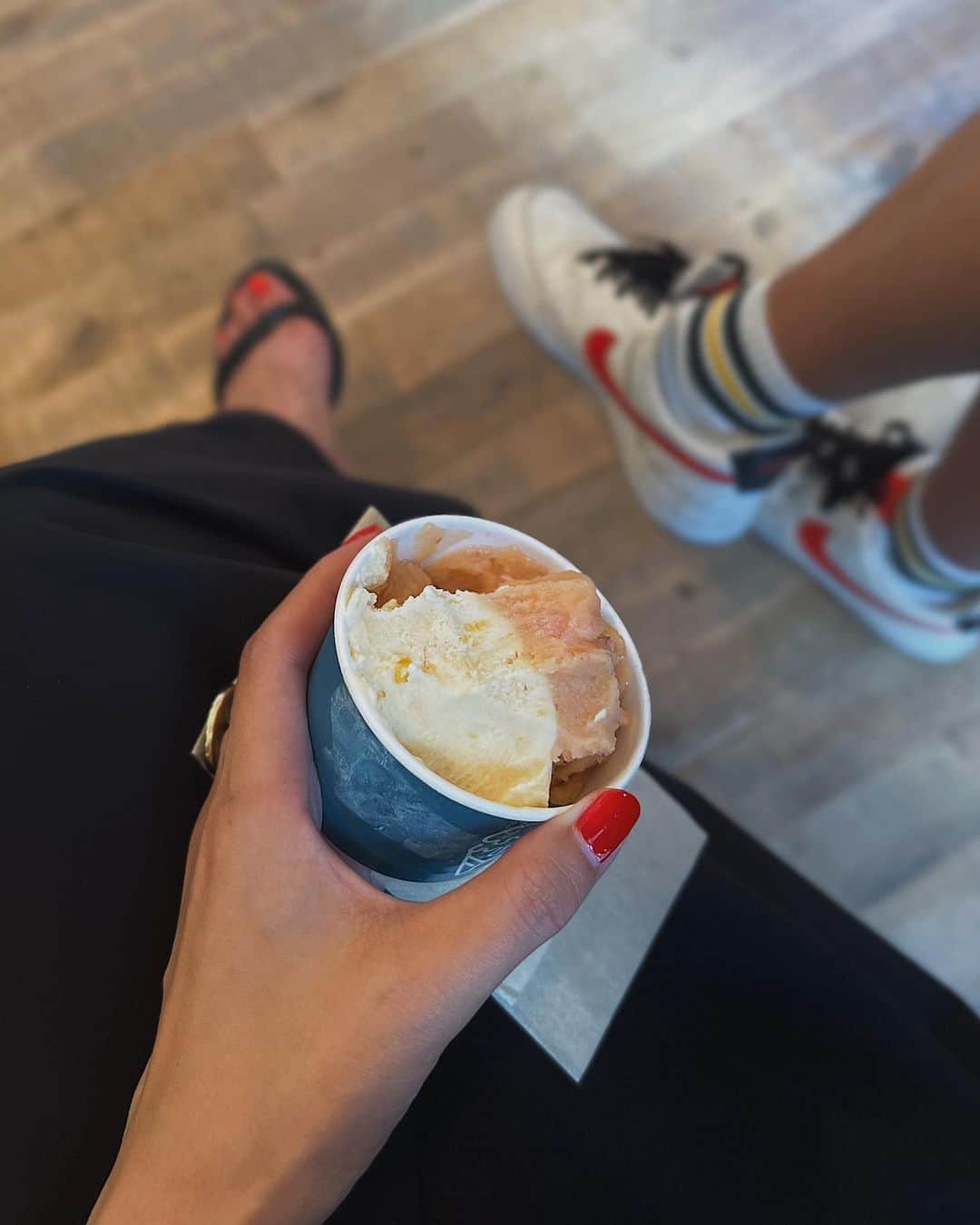 のインスタグラム：「新学期が始まって1週間過ぎたけど、夏休み終わるとそう一緒にいれないから寂しいねぇ🫠 けど今学期は学校行事が沢山あるから、楽しみが沢山✨　 　 #夏休みの思い出 #2学期突入 #子供と私 #高校生 #スニーカー #nike」