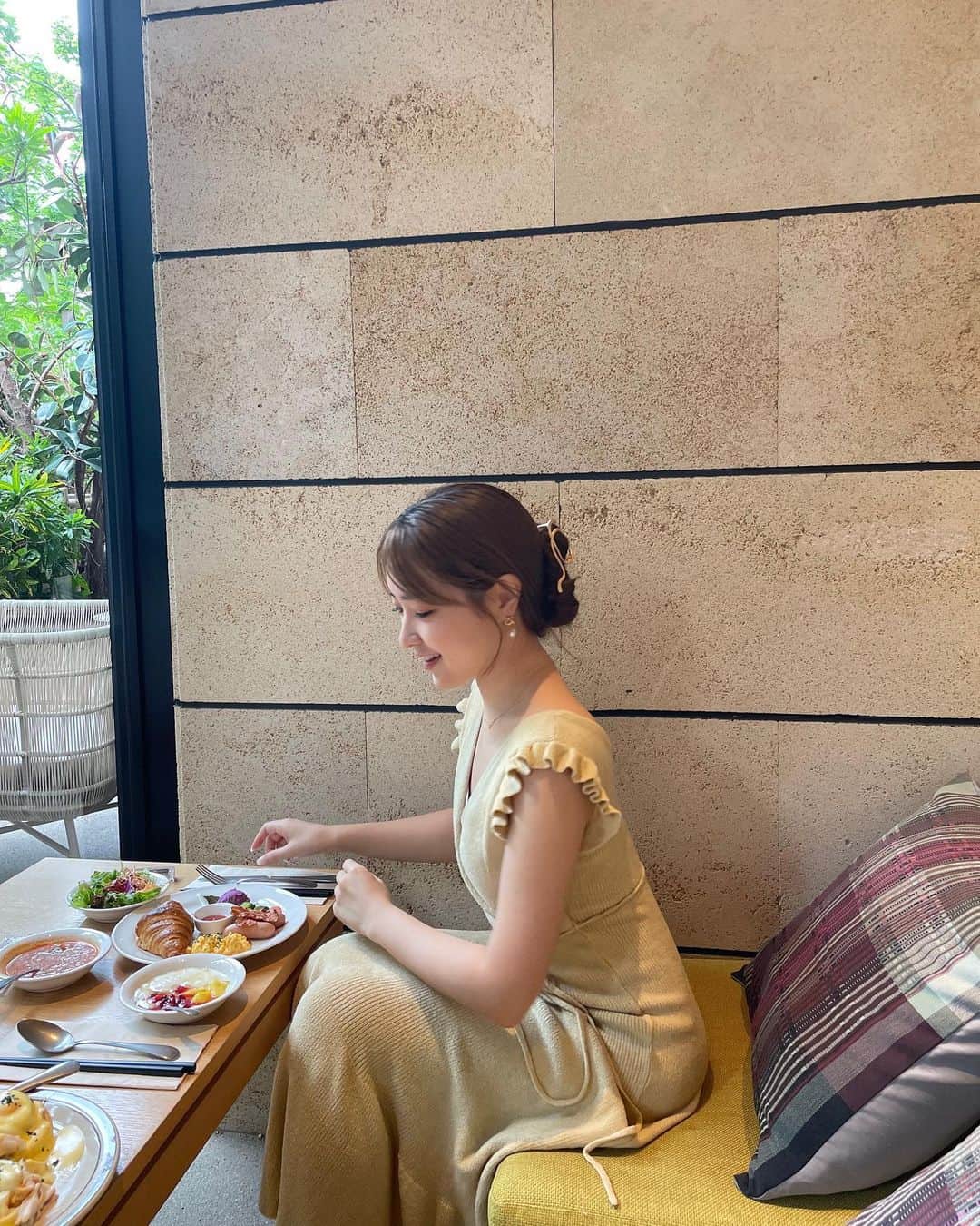 大野愛友佳さんのインスタグラム写真 - (大野愛友佳Instagram)「ここ直近で本当によかったHotel✨  ビジネスホテルにも関わらず、 プールやルーフトップバーまであって コスパ最強すぎた◎  色々なタイプのお部屋がある中で、 天井が高く開放感のある パノラマスイートをchoice✔︎  バスタブに繋がる扉をfull openできるので お菓子をつまみながら🥂✨  #那覇ホテル#沖縄ホテル#ビジネスホテル#夜景の見えるホテル#夜景が見えるホテル#hotelstratanaha#ホテルストレータ那覇」9月11日 22時43分 - ohnoayuka