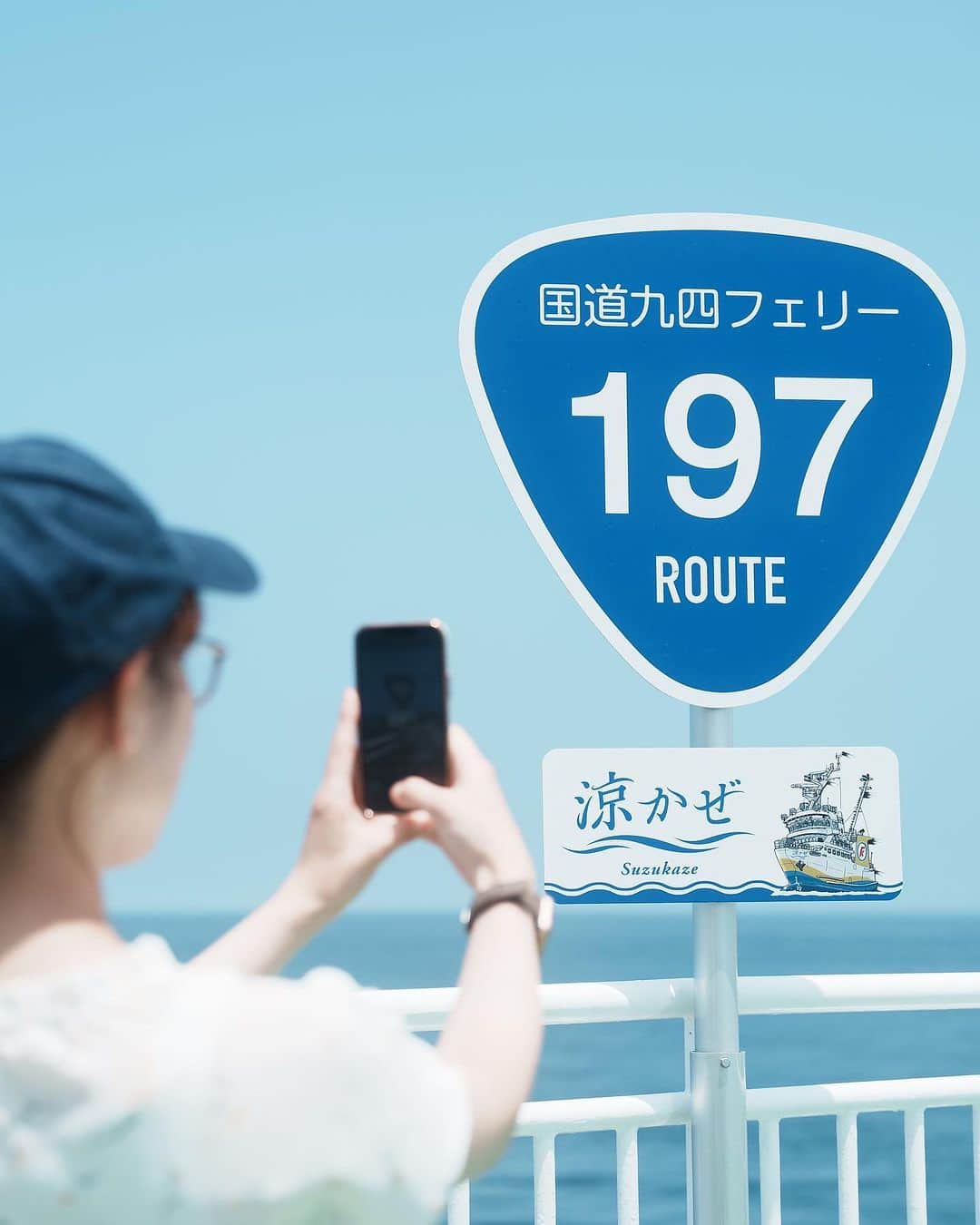 6151さんのインスタグラム写真 - (6151Instagram)「国道197号｜大分県 国道九四フェリーの公式サイトの撮影を担当しました。  国道九四フェリー @kokudou94  https://www.koku94.jp/  ---  大分市東部の佐賀関半島と愛媛県西部の佐田岬半島を繋ぐ国道197号は海上区間。海上なのに国道？と不思議に思っていたけど国道九四フェリーがこの区間を結んでいました。船上にあるサインはこのためか〜と納得。  天気にも恵まれて佐賀関港や佐田岬周辺の良い景色探しもできて楽しい撮影🙌何度もフェリーに乗ることができたので潮風を全身に感じて最高の旅撮影だった。久しぶりにドローンで空撮も！  推し船は青と黄色のラインが爽やかな「涼かぜ」。船内もカラフルポップな雰囲気で可愛かった🛳️✨  ご協力くださった九四フェリーの皆さま、ありがとうございました！」9月11日 22時46分 - 6151