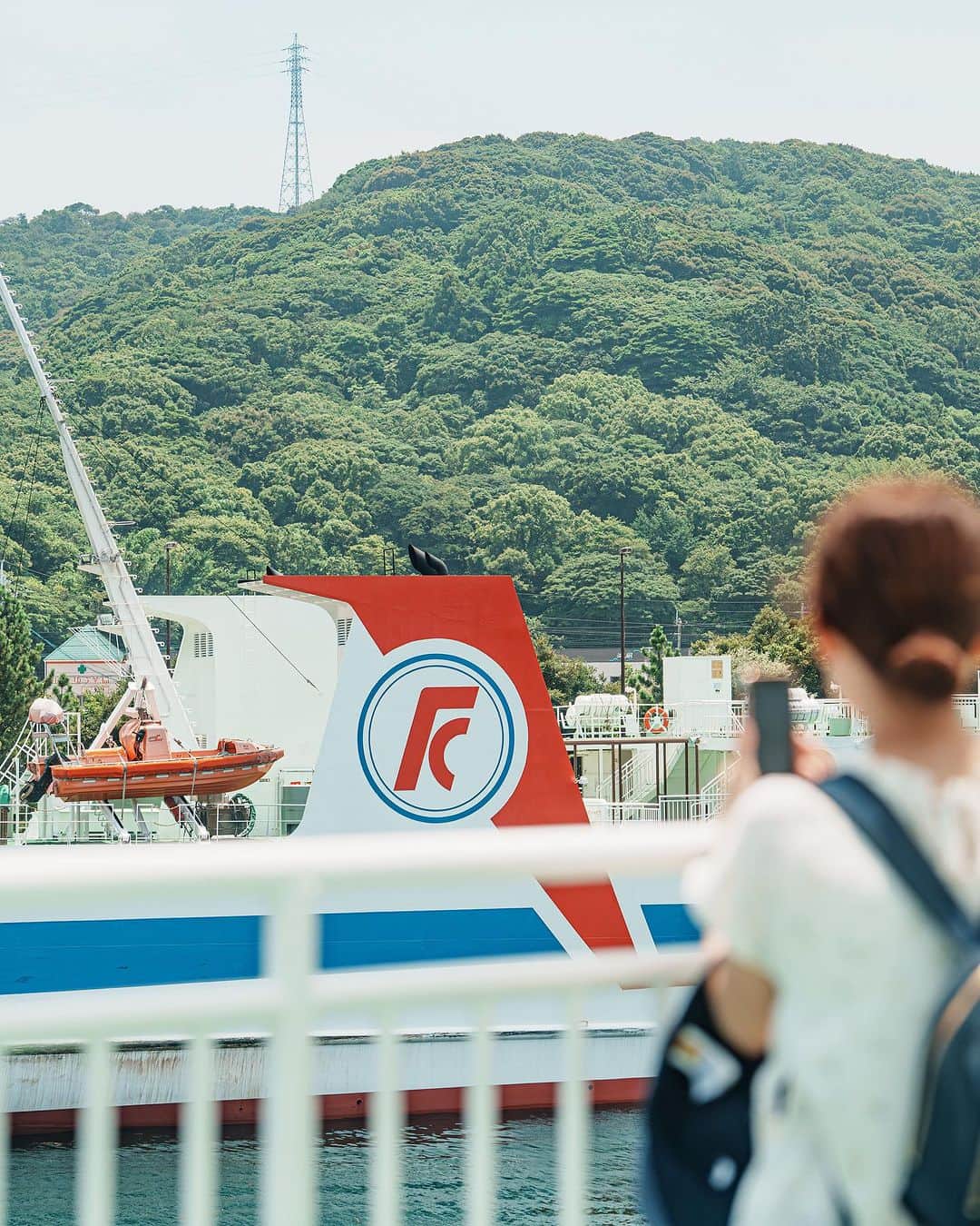 6151さんのインスタグラム写真 - (6151Instagram)「国道197号｜大分県 国道九四フェリーの公式サイトの撮影を担当しました。  国道九四フェリー @kokudou94  https://www.koku94.jp/  ---  大分市東部の佐賀関半島と愛媛県西部の佐田岬半島を繋ぐ国道197号は海上区間。海上なのに国道？と不思議に思っていたけど国道九四フェリーがこの区間を結んでいました。船上にあるサインはこのためか〜と納得。  天気にも恵まれて佐賀関港や佐田岬周辺の良い景色探しもできて楽しい撮影🙌何度もフェリーに乗ることができたので潮風を全身に感じて最高の旅撮影だった。久しぶりにドローンで空撮も！  推し船は青と黄色のラインが爽やかな「涼かぜ」。船内もカラフルポップな雰囲気で可愛かった🛳️✨  ご協力くださった九四フェリーの皆さま、ありがとうございました！」9月11日 22時46分 - 6151