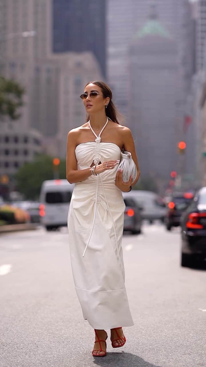 Tamara Kalinicのインスタグラム：「I always become this NYC girl when wearing @proenzaschouler  captured by @sametgorgozfilms」
