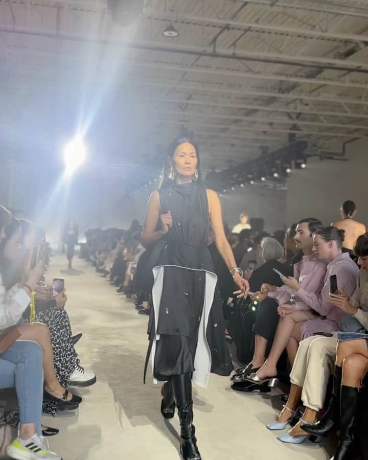 大塚良子のインスタグラム：「3.1  Phillip Lim spring/summer 2024  @31philliplim   フィリップ・リムの春夏コレクションへ  初夏を思わす軽やかな素材にフラワー刺繍やビュジューといった華やかさをプラスしたアイテムが特に好きでした。 アクティブウェアにボリュームトップスを合わせたスタイルもニューヨークを代表するリムらしいスタイリッシュな提案  ニューヨーカーの今を存分に感じるコレクション、 素敵でした。#nyfw」
