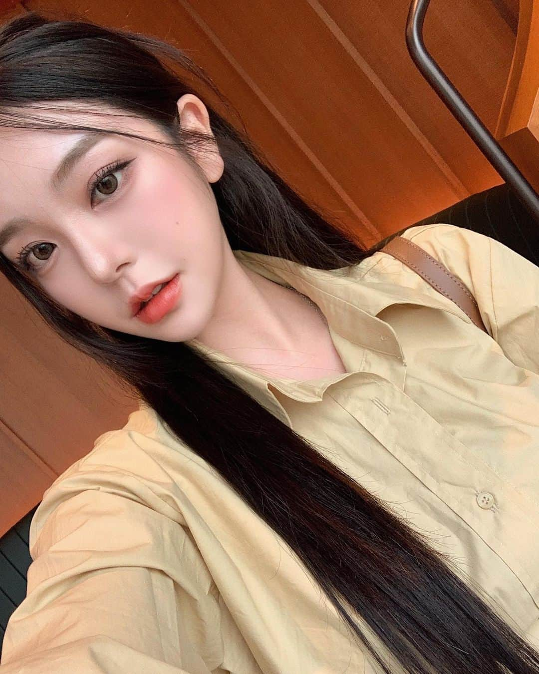 ユビンのインスタグラム：「이제 일교차 점점 심해지는 것 같아요 😖 글구 진짜 한 백만년만에 오렌지립 ..🍊🧡  #모어리즈 #moreliz」