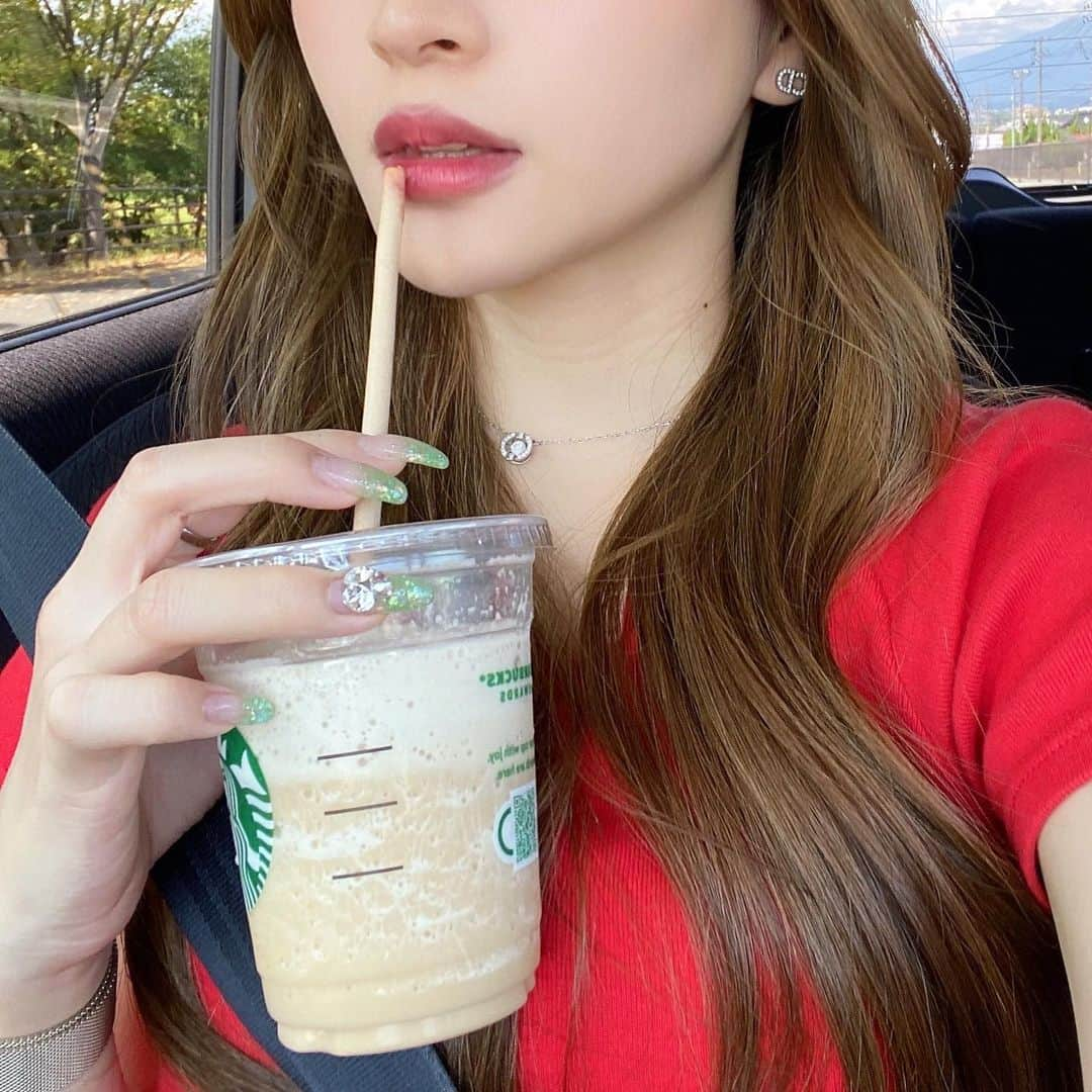 久保はるかのインスタグラム：「コーヒーフラペチーノ初めて飲めた☕️」