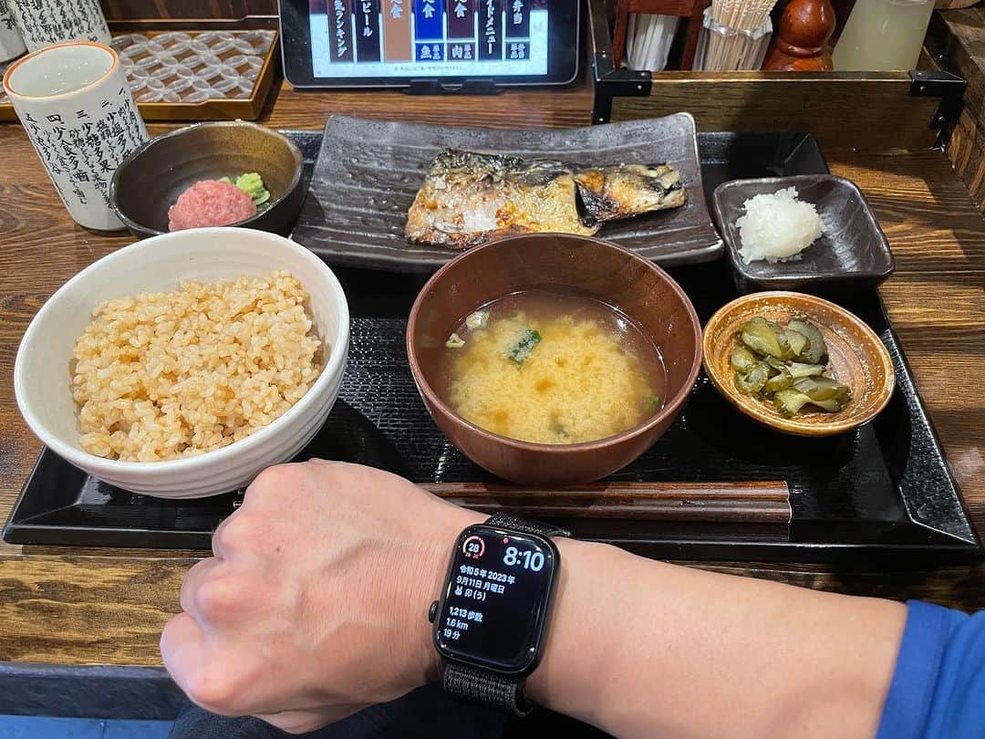 山崎勝之のインスタグラム：「あさんぽの途中で朝食を。  久々のジム。 色んなマシンにワクワク♪  トレーニングしたら栄養を。  新幹線移動でタンパク質。  大阪のスーパーでたこ焼き！ 筋トレしたから問題なし！  サウナ3セットで整い、 久しぶりのラーメン(ミニ)♪ 無料なら食べるでしょ。  早く寝て明日に備えましょ！  #朝活 #筋トレ #タンパク質 #モーションキャプチャー」