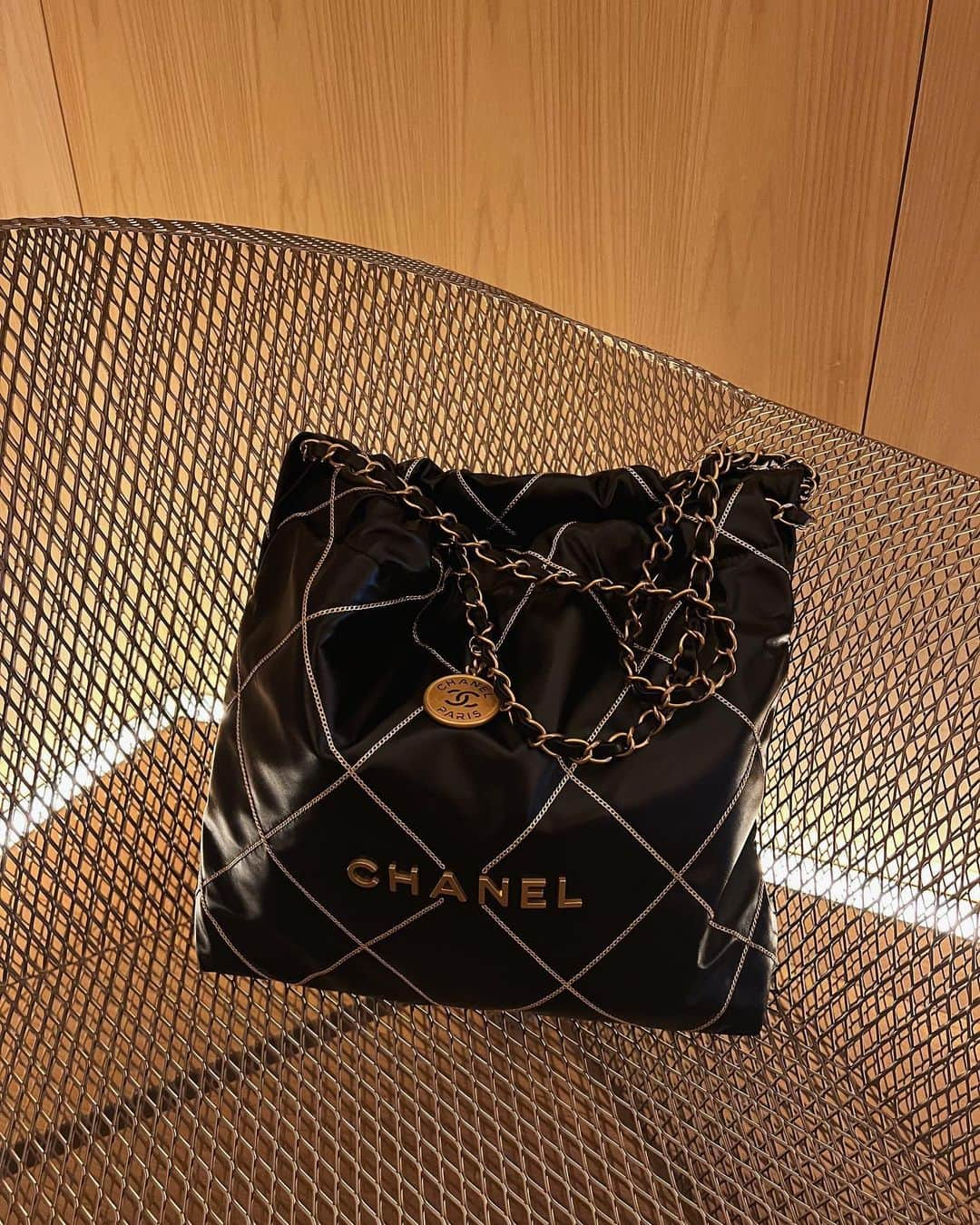 Rionaさんのインスタグラム写真 - (RionaInstagram)「.  CHANEL 22 🖤  今更感あるなぁと思いながらも やっぱりどうしても欲しくて、、、  日本で数個しかないレアな物を 🫣🖤  こんな貴重な物を 用意して下さる担当さんに感謝 🫶🏼  . #ママバッグ #ママファッション #ママコーデ  #ママライフ #シャネル #シャネルバッグ #シャネル購入品 #男の子ママ #兄弟ママ #3歳差育児 #子育てママ」9月11日 22時52分 - riiioona