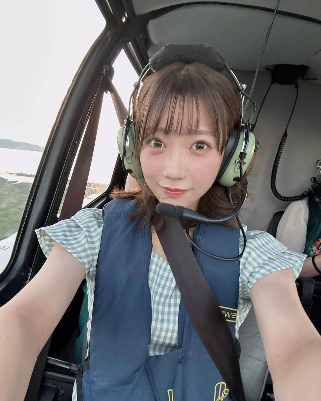 坂本夏海のインスタグラム：「初ヘリコプター🚁  海も島も空も目に見えるもの全部が綺麗‎だったよ 〜〜〜  夕日も見れて心が潤いました🥹   #石垣島  #サンゴヘリ #珊瑚礁 #竹富島 #ヘリコプター #ヘリコプター遊覧 #石垣島観光  #石垣島旅行  #八重山 #八重山諸島  #ishigaki #okinawa」