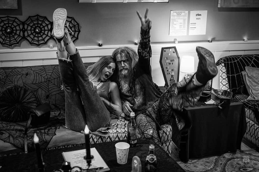 シェリ・ムーン・ゾンビのインスタグラム：「On the road backstage🧟‍♀️🧟‍♂️ #freaksonparade #backstage #highkicks #robzombie #sherimoonzombie photo by @66robfenn」