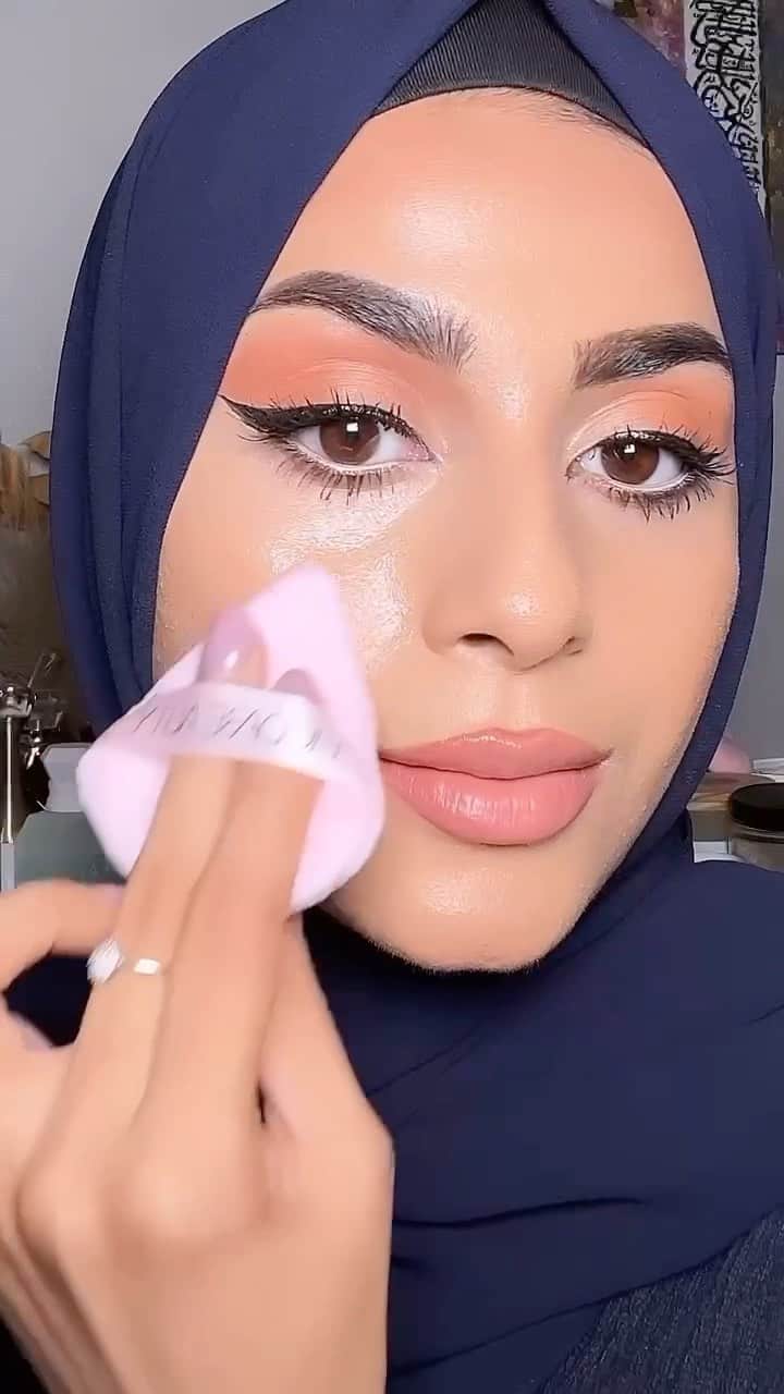 Huda Kattanのインスタグラム：「Repost @makeuppbyalyy   "Would you look at that difference? Oh my God!"..."I love baking and snatching, and this product makes everything SO much easier!"   We love how she uses our NEW Easy Bake And Snatch Pressed Powder:  🍰 Banana Bread: To set & snatch her under-eyes 🍰 Cherry Blossom: For ✨extra✨ brightening」
