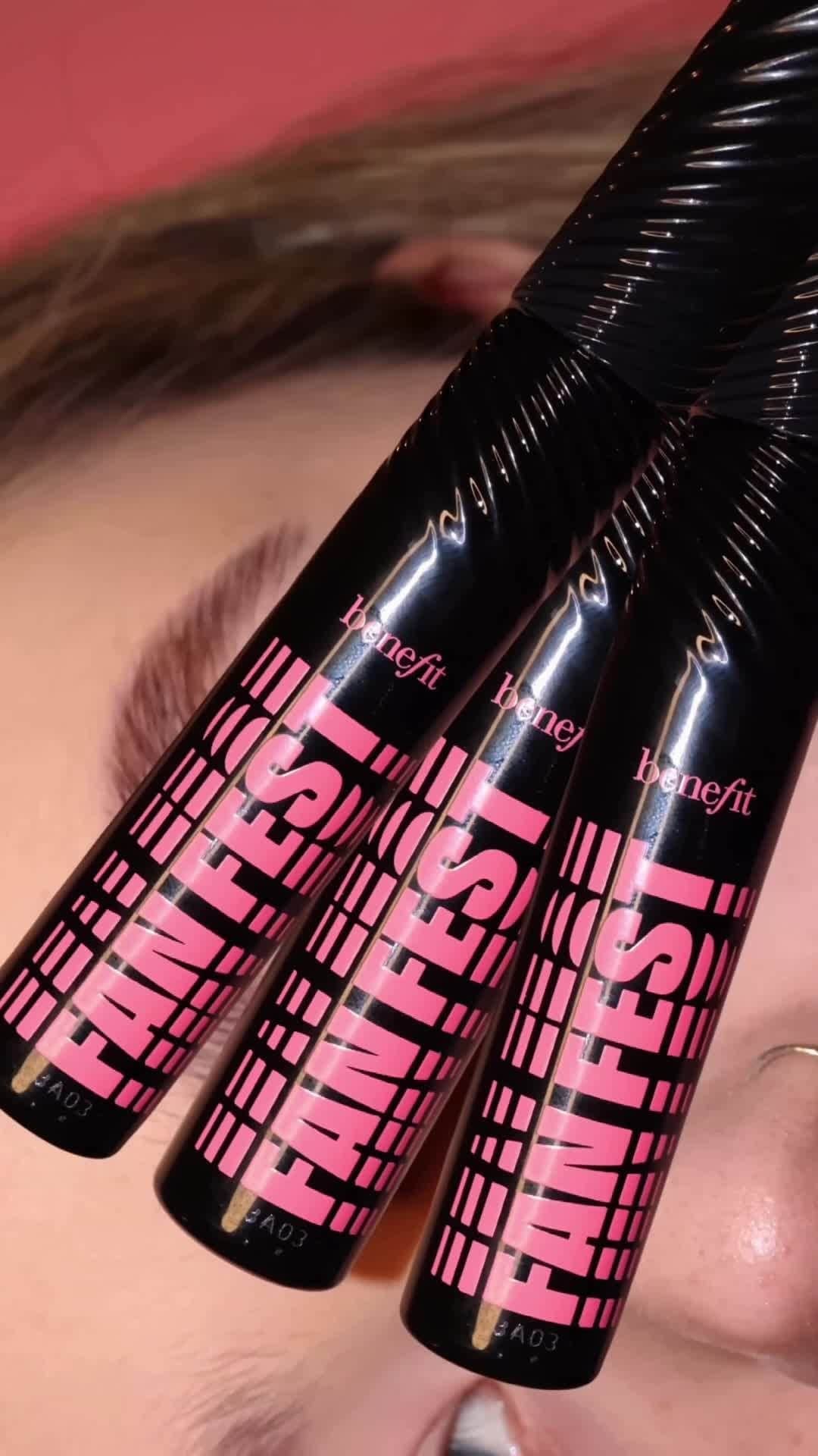 Benefit Cosmeticsのインスタグラム：「Wanna see double? 👀🖤 Multiply the look of lashes like never before with Fan Fest Mascara! Just give a few fanning swipes from side-to-side and watch the volume amplify 🤩⁠ ⁠ 👩‍🎨: @colleen.makeupp⁠ ⁠ #benefitcosmetics #fanfest #mascara」
