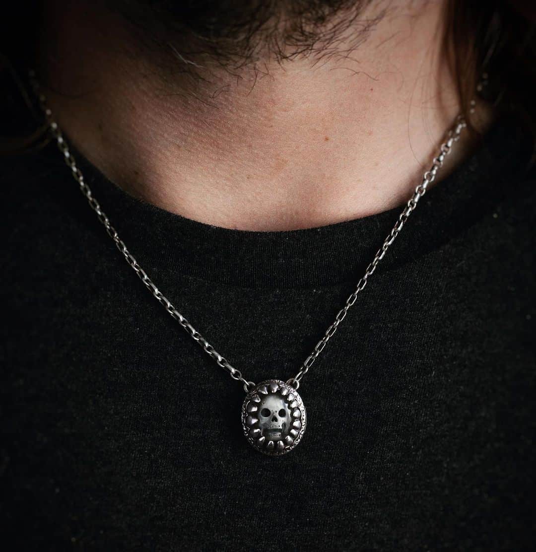 のインスタグラム：「Bad to the Bone 💀 // the Boneskull Dragon Tooth Pendant - Available now at AlexStreeter.com #skull #skulls #skullart #skulladdict」