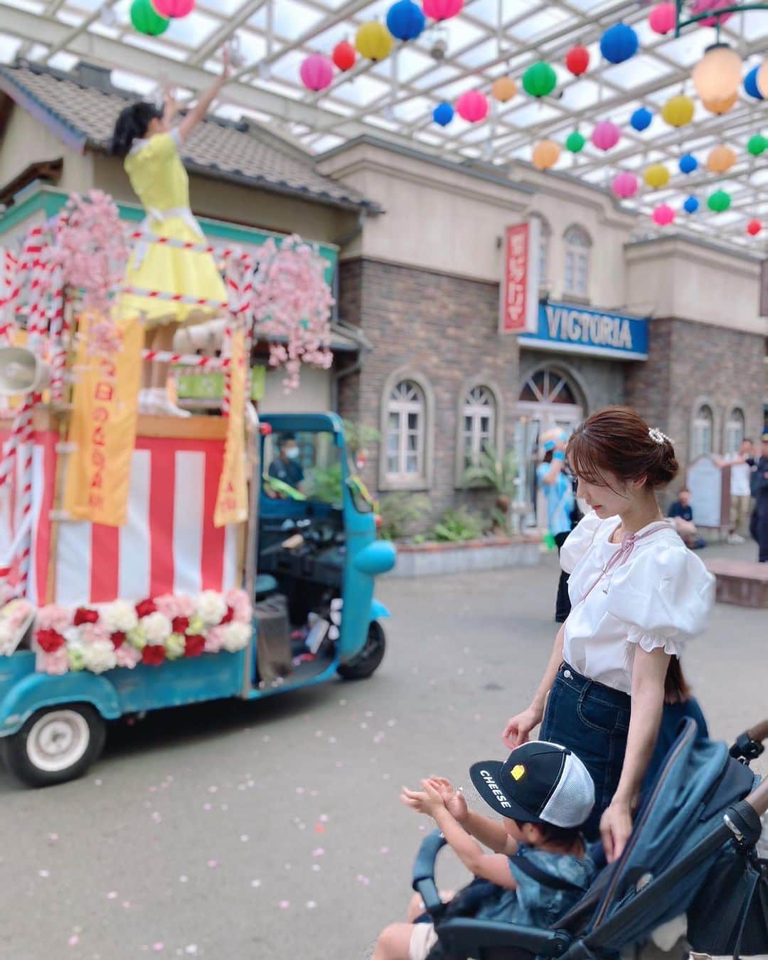 小原春香のインスタグラム：「西武園遊園地へ🎡  昭和の時代の雰囲気がとっても素敵で癒される夕陽の丘商店街💈 ・ ブギウギ祭りではリズムに乗って楽しんでました👏 園内に入ったらキャストさんが練り歩きしておられ坊や。へ話しかけてくださりました♡ ちょっと緊張してたみたいだけど、『お名前と2歳です』と言えました🥹 ・ 園内は西武園通貨💴に両替💱してからお買い物したら、レストラン🍽️でご飯食べたりするって所が世界観に入り込めて大人もワクワクしちゃいました💕 ・ 夕陽の丘新聞が園内のパンフレットとして頂けて、そこも昭和感だったよぉ📰 ・ プールにも入る気満々で行ったのですが、８月までだったようです🛟 花火も🎆見たかったです。 ・  今回、　坊や。が急にハマっているのが　 【カネゴン💰】 西武遊園地には　#ウルトラマンザランド　があるということで、見せてあげたい！アトラクション乗せてあげたい！という一心で長旅で遊園地へ向かいました🚃 喜ぶ顔見たいなーと私が 楽しみ楽しみ楽しみと。 が、しかし、 、、、 【100センチ以上、4歳〜】 という事を知り…😨 ごめんね…ウルトラマン楽しみにしてたのにごめんね（ ; ; ）と。  私も、 アトラクションまでベビーカー押し坂道登ったのに🥲という気持ちと 『ごめんね。😭お土産ショップでウルトラマン買おうね❣️』  行ったら、今度は カネゴングッズあんま、りなくて😰 ウルトラマン選ぶかな？と思いながら選ばせてたら。 ・ まさかの、 バルタン星人　のおもちゃ選んびました😳え ・ 推しが弱いのかな。 カネゴングッズが豊富になるといいね🥺 ・ ウルトラマンアトラクションリベンジもしなきゃだし、楽しすぎて また行きたーい❤️  #西武園ゆうえんち  #せいぶえんゆうえんち #遊園地 #男の子ママ #可愛いママへの道は険しい」