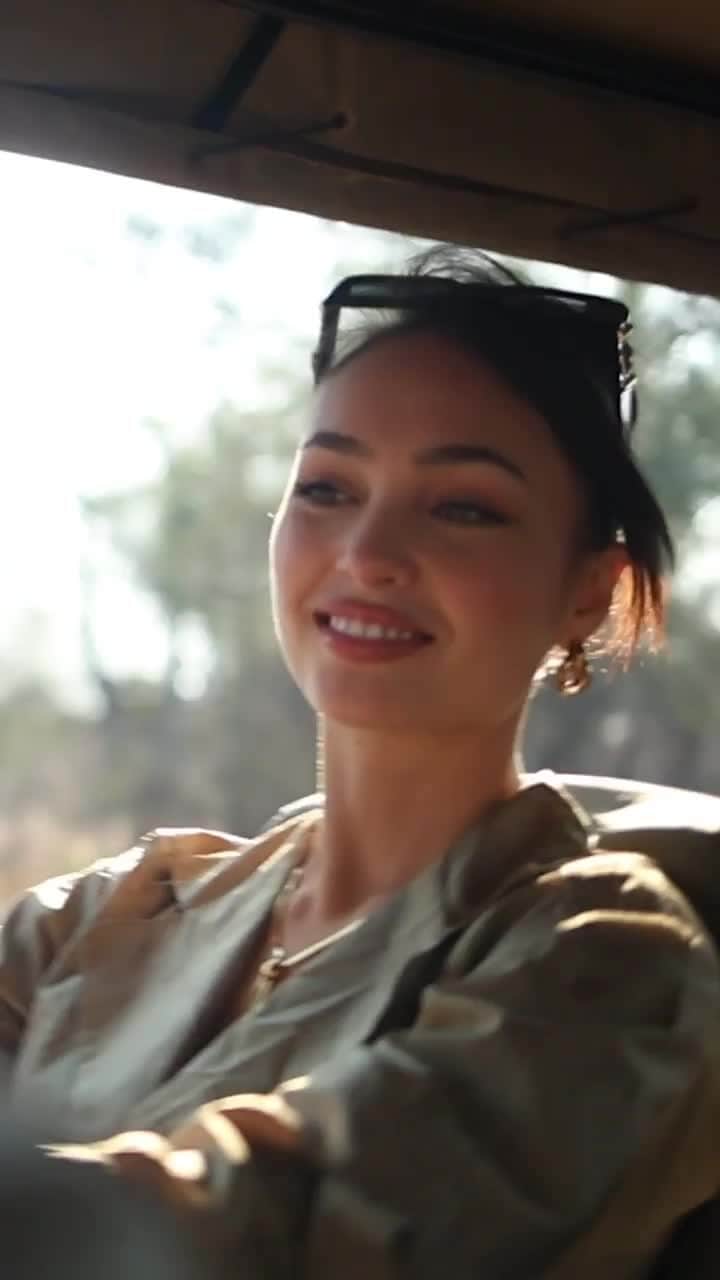 イリス・ミトゥネールのインスタグラム：「Sunsets and safaris 🦏⁠ ⁠ Follow @rbonneynola as she explores South Africa by going on an overnight safari, shopping in a local market, and visiting a vocational school!⁠ ⁠ Link in bio to watch the full video!」
