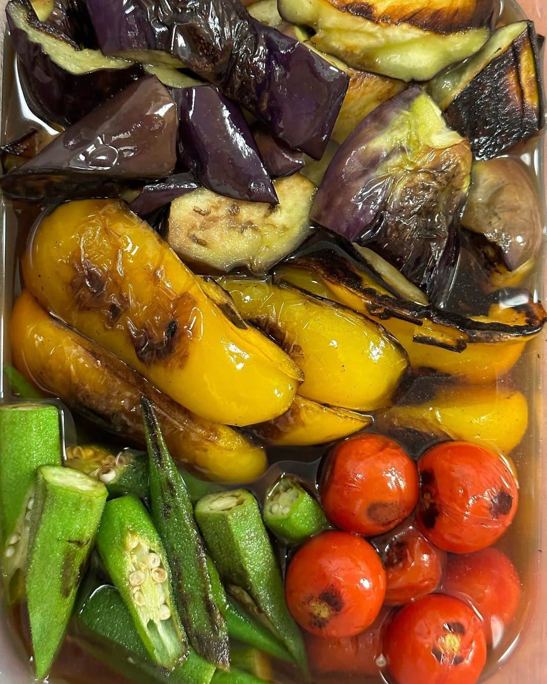 中谷萌さんのインスタグラム写真 - (中谷萌Instagram)「🍆🍅🫑  何日もおいしかった夏野菜の焼き浸し🤤  作り方教えて、と言われたので 言うほどでもないんですけど こんな感じです🙄🙄🙄  ①野菜を切ります。  ②焼きます。  ③めんつゆを薄めたもの（分量は適当）に浸します。  以上！！！！！！  ぜひ作ってみてください🙄🩷」9月11日 23時00分 - n_moepi_fbs