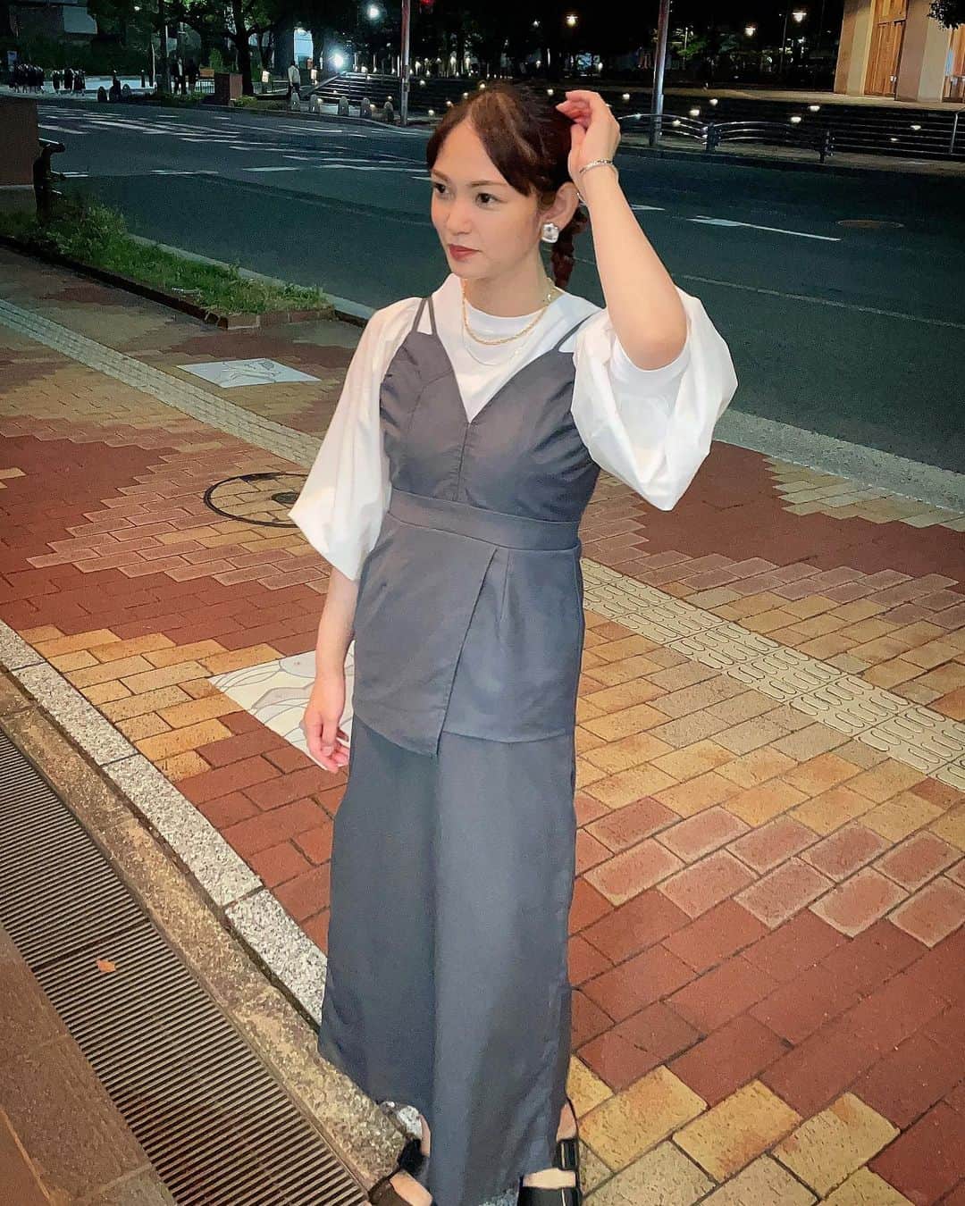 宮﨑真実のインスタグラム：「今日の衣装🤍  #秋　#秋コーデ  #秋服コーデ  #秋物コーデ #ブラウス　#ブラウスコーデ #白t #ワンピース　#ワンピースコーデ」