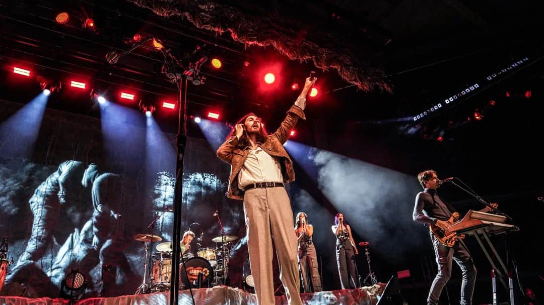 ホージアのインスタグラム：「Thank you to everyone in St Louis for joining myself and @madicunningham at @stlmusicpark for the first night of the #UnrealUnearth tour. So great to be playing shows in the US again!  📸 @LBPhotography1」