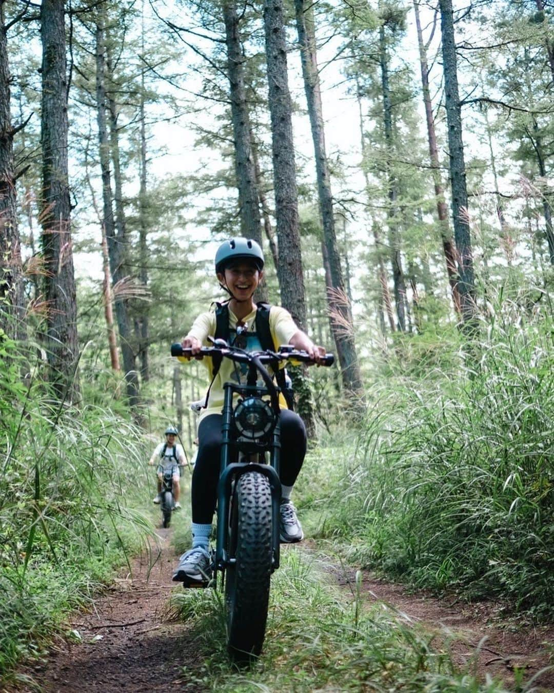 山本まさみさんのインスタグラム写真 - (山本まさみInstagram)「・ ・ 初めてのe-bikeで森の中探索🏍️✨ ⁡ みんなでブイーンとかっ飛ばし、 森の中もかっこよくe-bikeで駆け抜けて、 胎内神社、そして胎内樹型の洞窟へ冒険🪖 ⁡ いやーすごかった！！！ 自然をダイレクトに感じたというか、 偉大さに改めて気付かされたというか🤝🌳 ⁡ 洞窟は横に伸びてるだけじゃなくて、 縦にも伸びたりで、入ってくのに一苦労❤️‍🔥 しほちゃんの美脚が炸裂してる写真を載せとく☺️☝️ ⁡ 子供に戻ったように大自然と遊んで、 沢山笑って、学びもあって、すごく充実した😇 ⁡ やっぱりマウント富士は見ても、登っても、 学んでもどこからの角度でもかっちょいい🗻✨ ⁡ 📸: @aratinlutherking_jr   @fuji_gateway  @underthetreeclub  @amuse_adventure @calin_chowder #カランチャウダー  #calinchowder  #fgkitchen #fgcoffee  ⁡ ⁡」9月11日 23時06分 - masami_macho