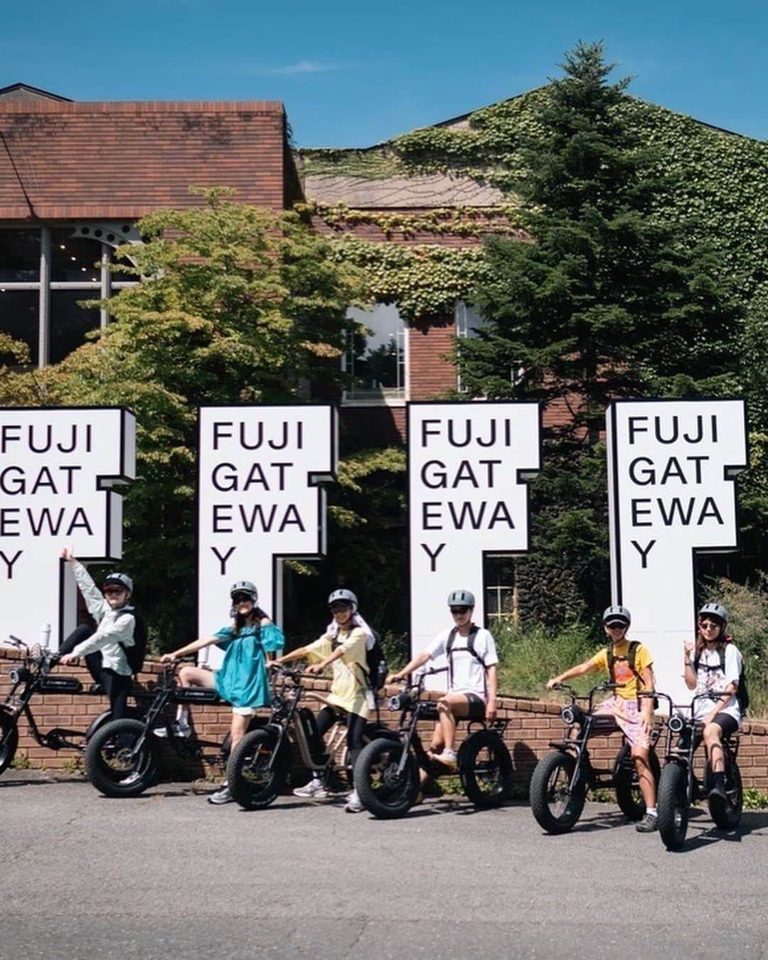 山本まさみさんのインスタグラム写真 - (山本まさみInstagram)「・ ・ 初めてのe-bikeで森の中探索🏍️✨ ⁡ みんなでブイーンとかっ飛ばし、 森の中もかっこよくe-bikeで駆け抜けて、 胎内神社、そして胎内樹型の洞窟へ冒険🪖 ⁡ いやーすごかった！！！ 自然をダイレクトに感じたというか、 偉大さに改めて気付かされたというか🤝🌳 ⁡ 洞窟は横に伸びてるだけじゃなくて、 縦にも伸びたりで、入ってくのに一苦労❤️‍🔥 しほちゃんの美脚が炸裂してる写真を載せとく☺️☝️ ⁡ 子供に戻ったように大自然と遊んで、 沢山笑って、学びもあって、すごく充実した😇 ⁡ やっぱりマウント富士は見ても、登っても、 学んでもどこからの角度でもかっちょいい🗻✨ ⁡ 📸: @aratinlutherking_jr   @fuji_gateway  @underthetreeclub  @amuse_adventure @calin_chowder #カランチャウダー  #calinchowder  #fgkitchen #fgcoffee  ⁡ ⁡」9月11日 23時06分 - masami_macho