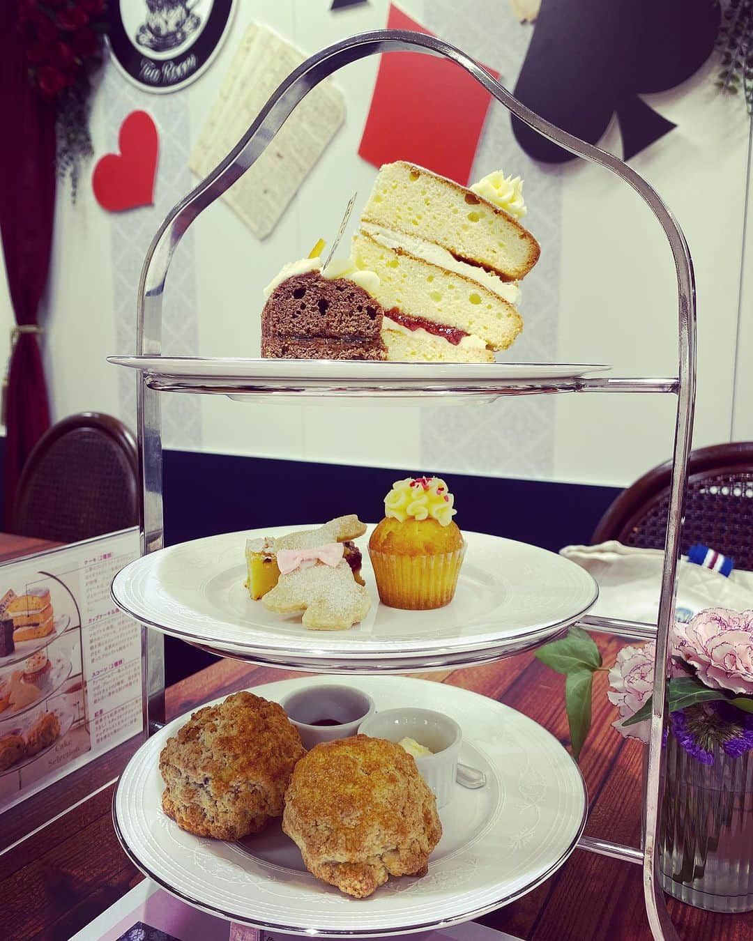 田添菜穂子のインスタグラム：「I am really glad that some Japanese department stores have British market regularly and I can get nice British food there!! I really enjoyed afternoon tea set and bought proper fish and chips and meat pies!!!  三越日本橋の英国展へ。  もはや、デパート催事の頂上決戦なのではないかと思うほどの大人気ぶり！ ブリティッシュベイクオフの影響？みんなイギリス大好きで何より❤️  国内人気店新種スコーンや海外からの初出店はものすごい行列で完売のお知らせがあちこち出てました!  私は陶器の町ストーク・オン・トレントにあるティールーム「ラビットホール」のケーキ&スコーンセットのイートインを予約して、お菓子教室に時々行っているモンクレ @morningtoncrescenttokyo のスコーンとヴィクトリアスポンジを買ってステイシーさんにご挨拶して、夕ご飯用のフィッシュ&チップスをマリンで買い、スワン&ライオンの各種ミートパイを買って、ランゲージファームのクロテッドクリームを買い、大満足。  イートインの順番が回ってくるまでアンティークやバッグや小物を楽しく見てました。  セットのケーキは、たくさんありすぎて一度に完食は無理でしたが、お持ち帰りが可能で、明日以降の楽しみが増えました。  ステキなお皿も買ったのですが、そちらについては次のポストで。  英国展、もはやテーマパークだなあ！  #英国展2023 #英国展 #日本橋三越英国展 #morningtoncrescenttokyo #malins #swanandliontokyo  #rabbitholetearoom」