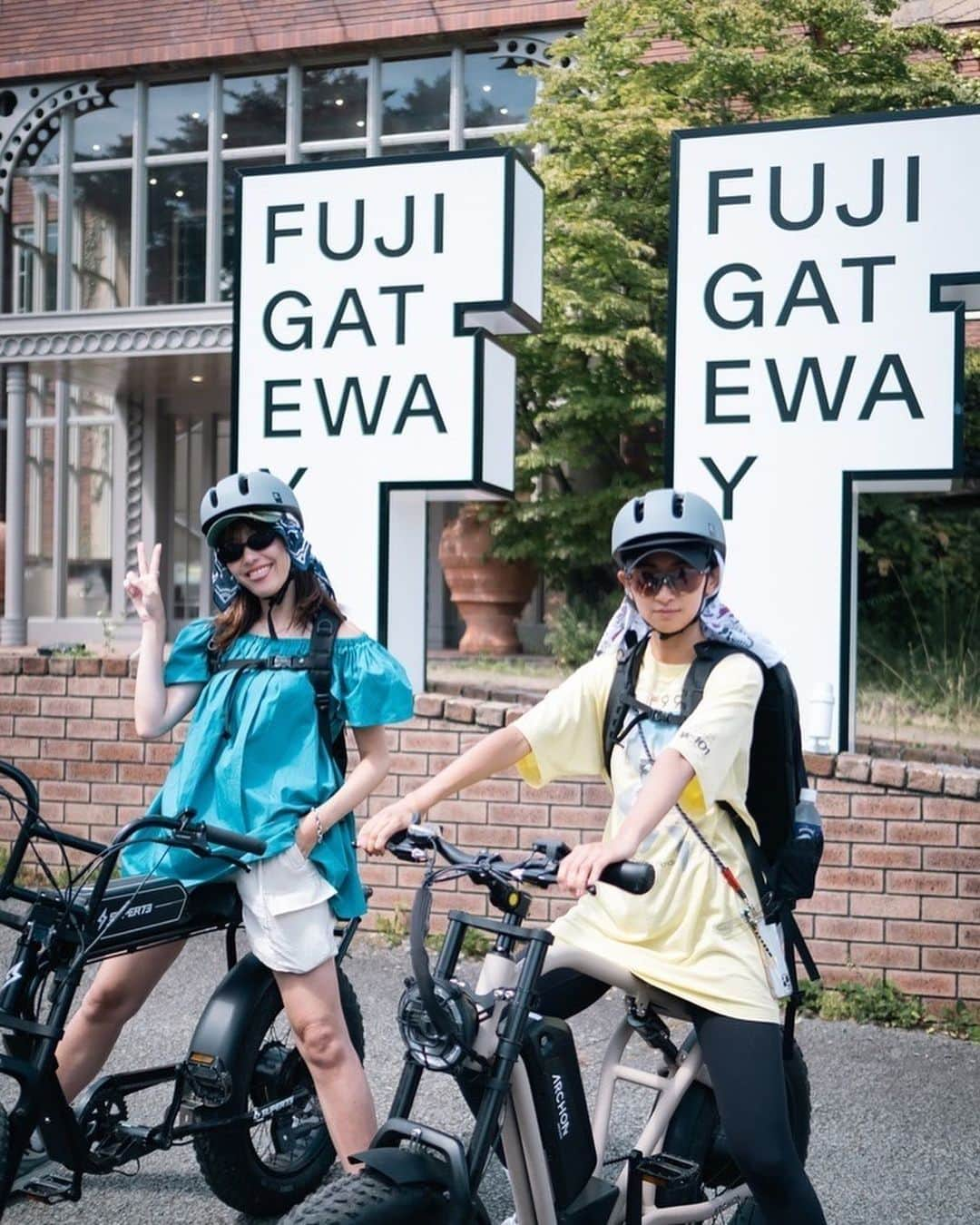 山本まさみさんのインスタグラム写真 - (山本まさみInstagram)「・ ・ 初めてのe-bikeで森の中探索🏍️✨ ⁡ みんなでブイーンとかっ飛ばし、 森の中もかっこよくe-bikeで駆け抜けて、 胎内神社、そして胎内樹型の洞窟へ冒険🪖 ⁡ いやーすごかった！！！ 自然をダイレクトに感じたというか、 偉大さに改めて気付かされたというか🤝🌳 ⁡ 洞窟は横に伸びてるだけじゃなくて、 縦にも伸びたりで、入ってくのに一苦労❤️‍🔥 しほちゃんの美脚が炸裂してる写真を載せとく☺️☝️ ⁡ 子供に戻ったように大自然と遊んで、 沢山笑って、学びもあって、すごく充実した😇 ⁡ やっぱりマウント富士は見ても、登っても、 学んでもどこからの角度でもかっちょいい🗻✨ ⁡ 📸: @aratinlutherking_jr   @fuji_gateway  @underthetreeclub  @amuse_adventure @calin_chowder #カランチャウダー  #calinchowder  #fgkitchen #fgcoffee  ⁡ ⁡」9月11日 23時06分 - masami_macho