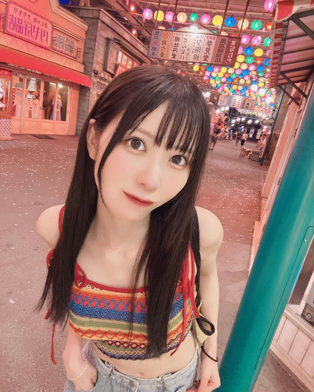 楠ろあのインスタグラム：「この前の西武園ゆうえんち🎠♡ ワニャがたくさん写真撮ってくれた🫶🏻 　 𝘦𝘷𝘦𝘪𝘭さんで小顔矯正を受けたばかりだったから お顔がいつもよりキュってしてる✌🏻´-  @eveil.beauty.salon」