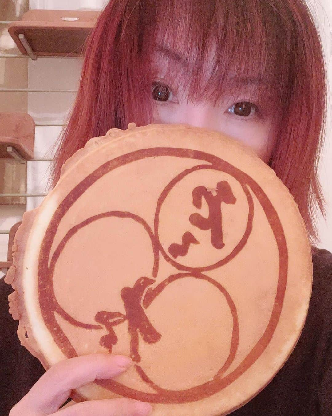 奥井雅美のインスタグラム：「おせんべいデカイ🟤✨  美味しかったです🐣」