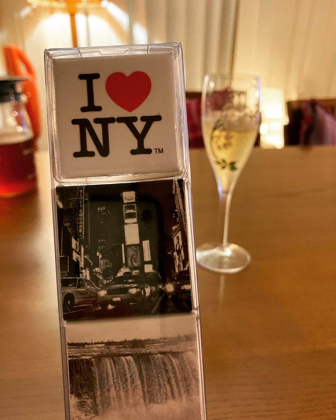 のインスタグラム：「・ 1日の終わり 夫がNYのお土産をいただいてきて 一日の疲れも忘れてニューヨークに思いを馳せている。 私が最後に訪れたのはボストン留学中の'96-'99だったからもうずっとずっと前、 電車だと安いからといってアムトラックに飛び乗って５時間くらいかけて時々遊びに行っていた。 学生証があると衝撃的にチケットが安く買えて、毎回興奮しながらミュージカルを見まくった。 何を見ても本当に素晴らしくて！ 見せる人も見る人も良いものにまったく妥協しないこの国でステージに立つということは、相当に厳しいことだろうなぁと感じたことをおぼえてる。  あんまりにもワクワクしすぎてボストンに戻ると心底ほっとした！  私には背伸びの街のままだけど、 あれから20数年経った今の気持ちで街に触れてみたいなぁ、と時々猛烈に恋焦がれている。必要ならきっと機会はくるのでしょう！  憧れと不安と興奮と小さな自分を自覚した街。  #nyc」
