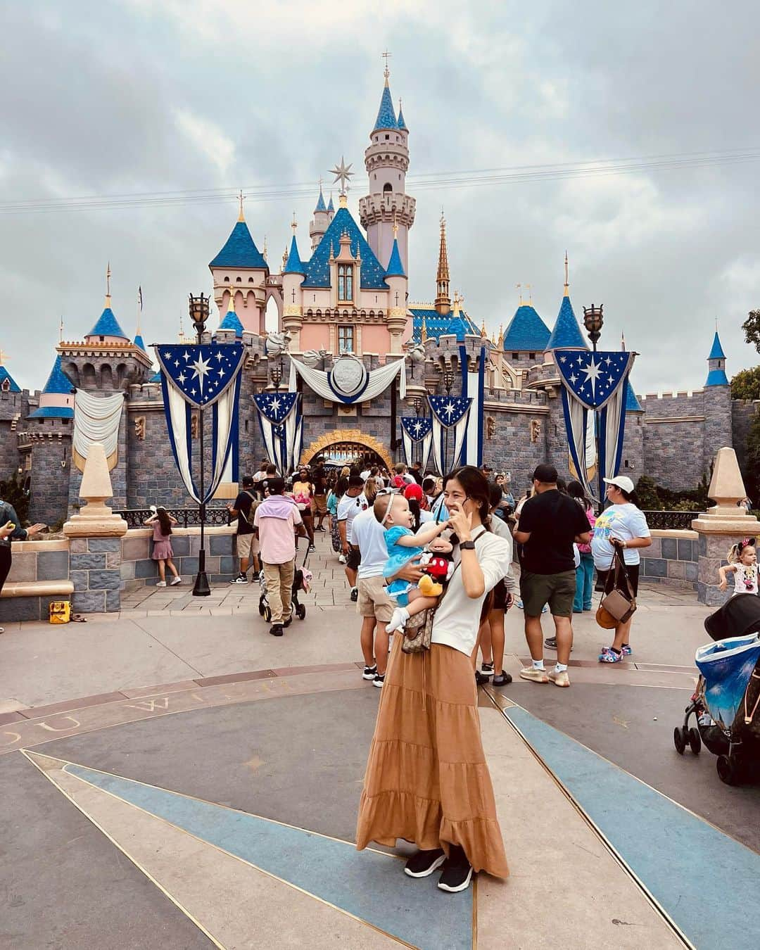 宮崎沙矢加さんのインスタグラム写真 - (宮崎沙矢加Instagram)「Happiest place on the earth🫶🏽🤍Disneyland 100anniversary✨ . . . ディズニーの模様まだ続くw 100周年来れて本当嬉しかった♥️そしていつもここのディズニー来る時何故かハロウィン🎃だったりする😅 帰ってからもずっとミシェルは買ってもらったミッキーさん抱っこして遊んでる🐭🥹 カリフォルニアに住んでる間にいっぱい行こうと🌴✨ #disneyland #disney #firstbirthday #カリフォルニア　#カリフォルニアディズニー」9月11日 23時20分 - sarah___audrey