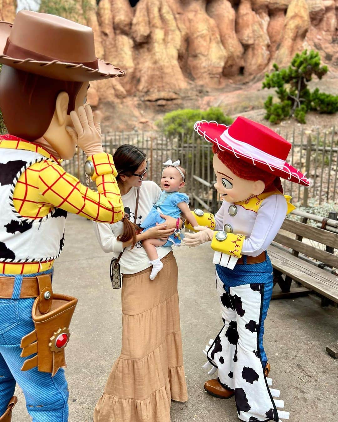 宮崎沙矢加さんのインスタグラム写真 - (宮崎沙矢加Instagram)「Happiest place on the earth🫶🏽🤍Disneyland 100anniversary✨ . . . ディズニーの模様まだ続くw 100周年来れて本当嬉しかった♥️そしていつもここのディズニー来る時何故かハロウィン🎃だったりする😅 帰ってからもずっとミシェルは買ってもらったミッキーさん抱っこして遊んでる🐭🥹 カリフォルニアに住んでる間にいっぱい行こうと🌴✨ #disneyland #disney #firstbirthday #カリフォルニア　#カリフォルニアディズニー」9月11日 23時20分 - sarah___audrey