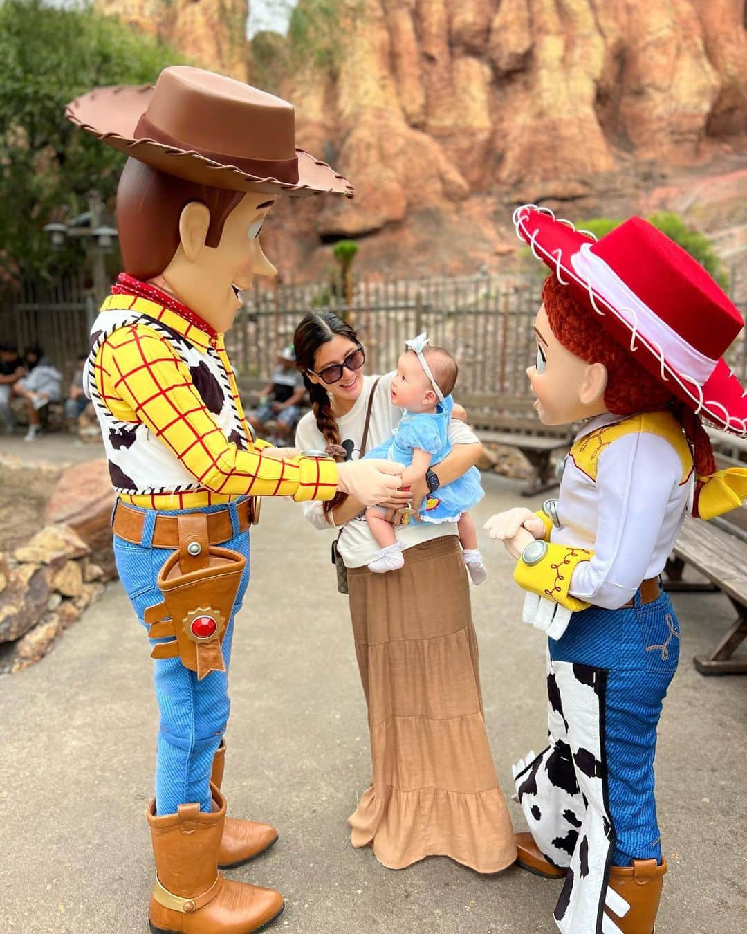 宮崎沙矢加さんのインスタグラム写真 - (宮崎沙矢加Instagram)「Happiest place on the earth🫶🏽🤍Disneyland 100anniversary✨ . . . ディズニーの模様まだ続くw 100周年来れて本当嬉しかった♥️そしていつもここのディズニー来る時何故かハロウィン🎃だったりする😅 帰ってからもずっとミシェルは買ってもらったミッキーさん抱っこして遊んでる🐭🥹 カリフォルニアに住んでる間にいっぱい行こうと🌴✨ #disneyland #disney #firstbirthday #カリフォルニア　#カリフォルニアディズニー」9月11日 23時20分 - sarah___audrey