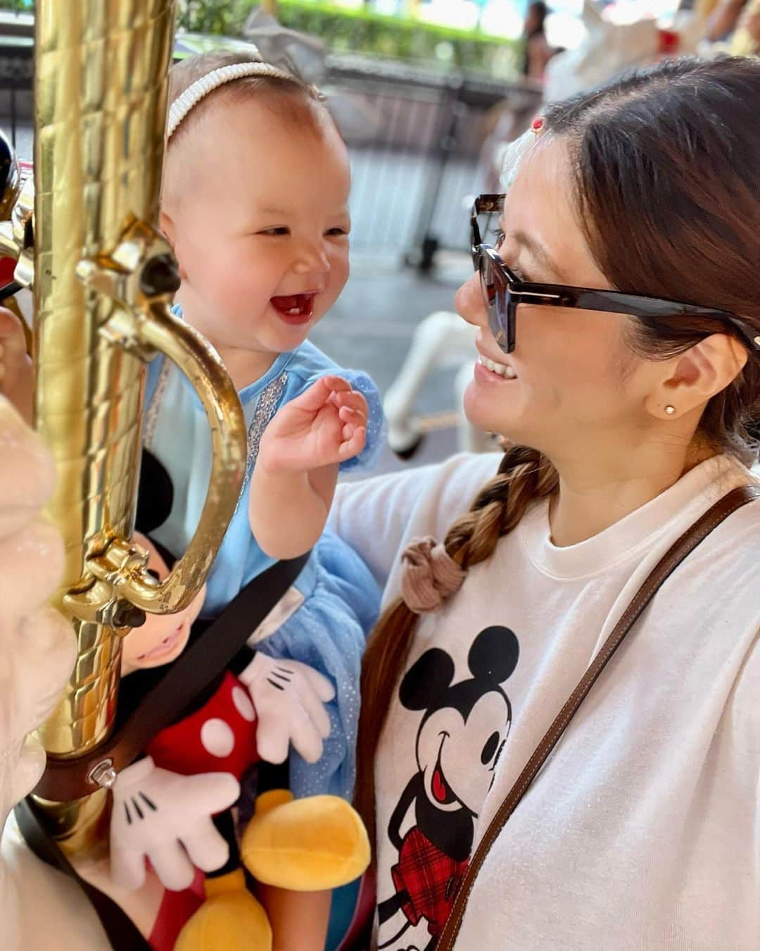 宮崎沙矢加さんのインスタグラム写真 - (宮崎沙矢加Instagram)「Happiest place on the earth🫶🏽🤍Disneyland 100anniversary✨ . . . ディズニーの模様まだ続くw 100周年来れて本当嬉しかった♥️そしていつもここのディズニー来る時何故かハロウィン🎃だったりする😅 帰ってからもずっとミシェルは買ってもらったミッキーさん抱っこして遊んでる🐭🥹 カリフォルニアに住んでる間にいっぱい行こうと🌴✨ #disneyland #disney #firstbirthday #カリフォルニア　#カリフォルニアディズニー」9月11日 23時20分 - sarah___audrey