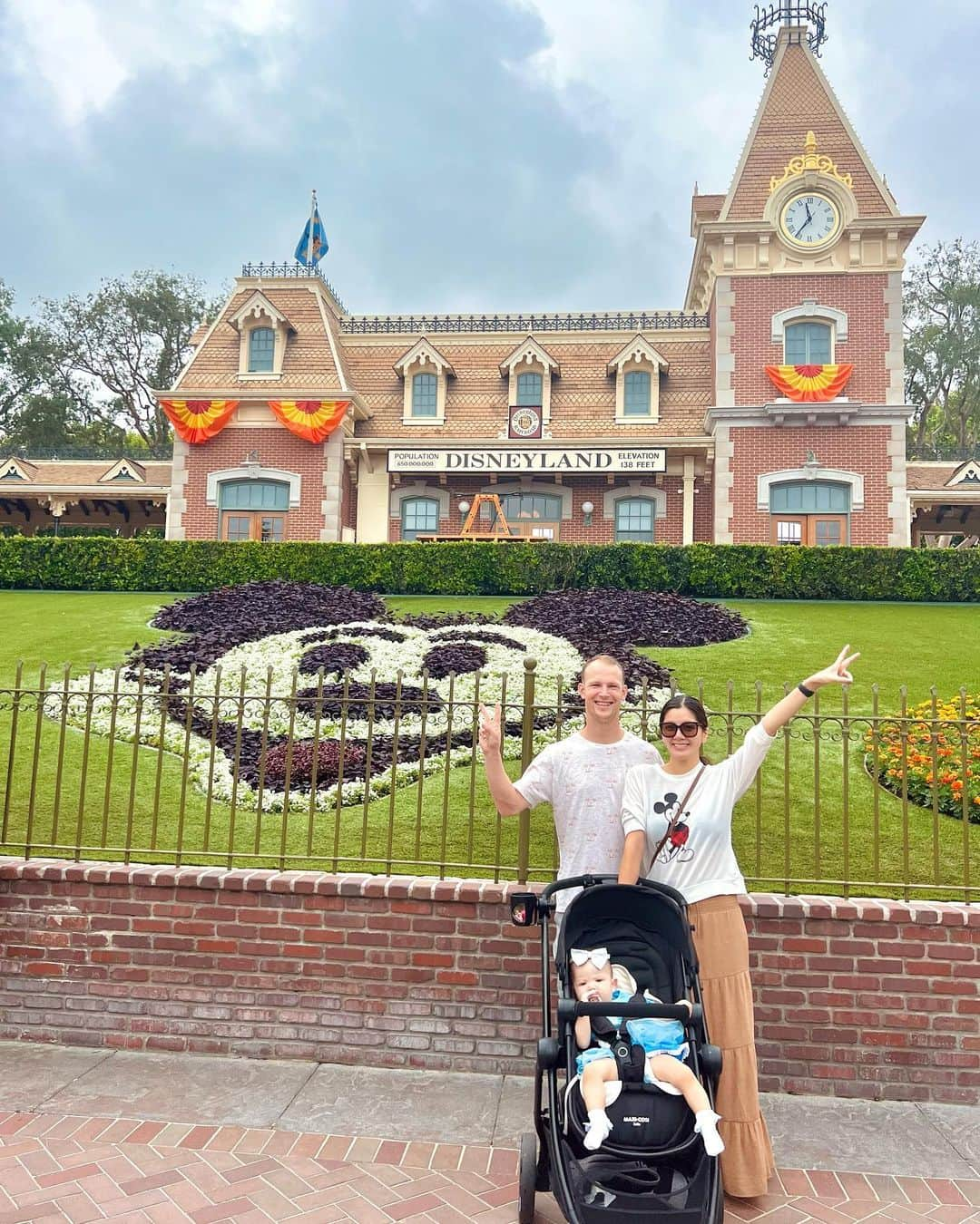 宮崎沙矢加のインスタグラム：「Happiest place on the earth🫶🏽🤍Disneyland 100anniversary✨ . . . ディズニーの模様まだ続くw 100周年来れて本当嬉しかった♥️そしていつもここのディズニー来る時何故かハロウィン🎃だったりする😅 帰ってからもずっとミシェルは買ってもらったミッキーさん抱っこして遊んでる🐭🥹 カリフォルニアに住んでる間にいっぱい行こうと🌴✨ #disneyland #disney #firstbirthday #カリフォルニア　#カリフォルニアディズニー」