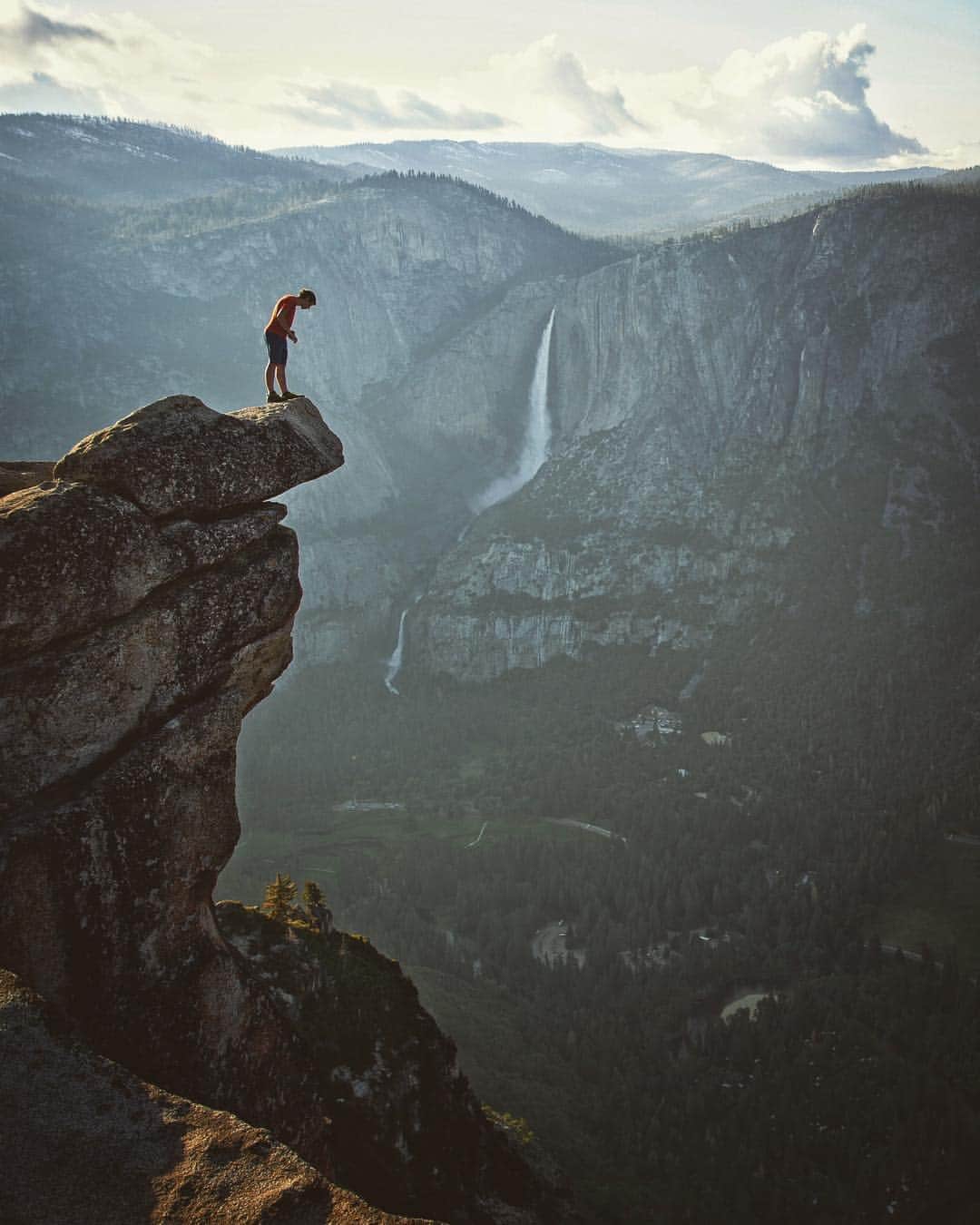 ジミー・チンのインスタグラム：「@alexhonnold at Glacier Point checking the abyss after a romp up Galactic Hitchhiker. Originally counted as 41 pitches, I think Alex hauled me up it in 6... Never a dull day with the Hon.」