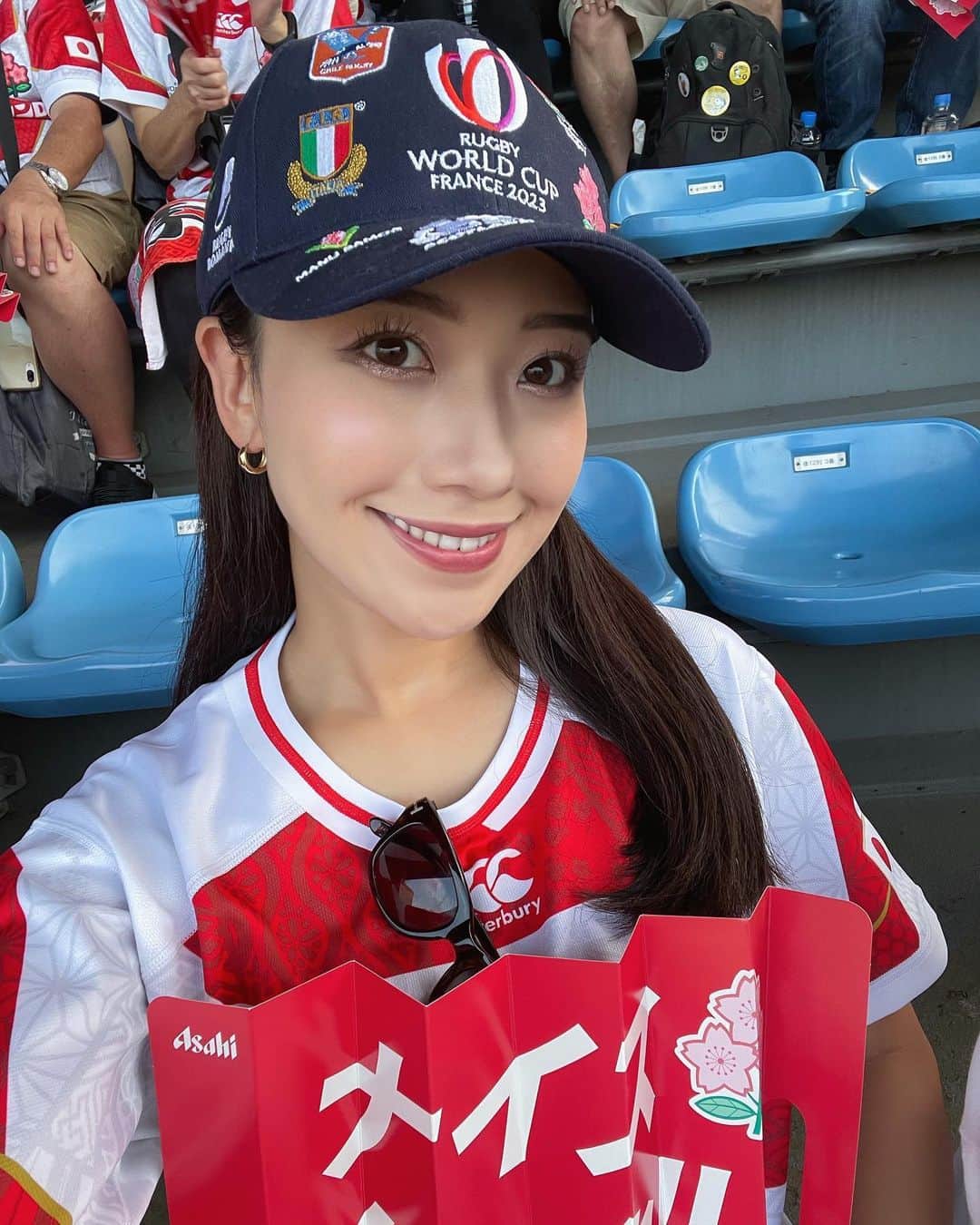 松田和佳のインスタグラム：「昨日のラグビーW杯 日本vsチリ戦🏉 パブリックビューイングで応援しました📣 日本勝利！おめでとうございます🥳  日本代表ジャージを着て応援されている方もたくさんいて、熱気に包まれている中での応援は最高でした🔥  イングランド戦も楽しみです😤  #ラグビーw杯 #rwc2023 #rwc #ラグビー観戦 #ラグビー #rugby #japanrugby #braveblossoms」