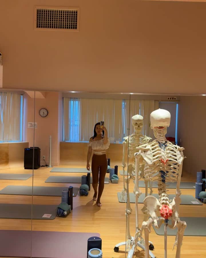 shihoのインスタグラム：「いつもルーティーンで なんとなく撮ってるけど 写真、特に動画は嘘をつかない🫱  大きい変化ではないが1番最後の動画が去年。 等身、脚の太さ、形、肋骨の幅全然ちがうよね？ ここ数ヶ月で特にまた変わっている。  痩せていること＝美しいこと　ではない。  それぞれの美しいとおもう基準で 綺麗を求めることが正解 決めつけも、押し付けも必要ない 決めるのは他人ではなく自分  私はどんな形であれ絶対に自分が描く綺麗になることを 辞めたくないから一生ゴールは作らない。 だからある意味100%満足することもない。 けどそれでいい。  昔はコンプレックスがたくさんあって 人を羨むことばっかりだった。  そんな私が今先生をしている。  けどコンプレックスがたくさんあったから コンプレックスに悩む気持ちも ものすごくわかるし、努力をしてきた私がいる。  そう思うとコンプレックスこそ 最大の武器。そしてありがとうしかない。  綺麗になりたいって気持ちが 女性を1番美しくするんだ✨  その女性の気持ちを色々な形で 私は応援したいから  だからまずはとにかく自分を満たす。 高める🩷🩷  #yumicorebody  #yumicorebodyトレーナー #ユミコアボディ」