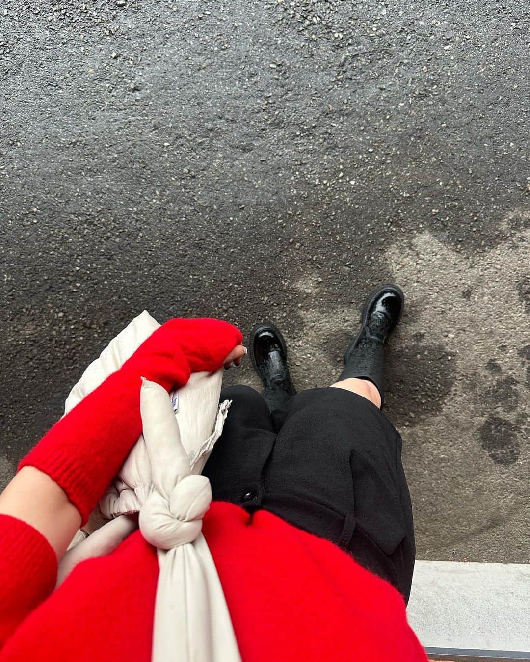 松井貴香のインスタグラム：「.  ロングブーツが履ける季節になってきた👢❤️  夏終わるのも寂しいけど秋服も楽しみやな〜  トップスもパンツもLAllだよん♡  .」