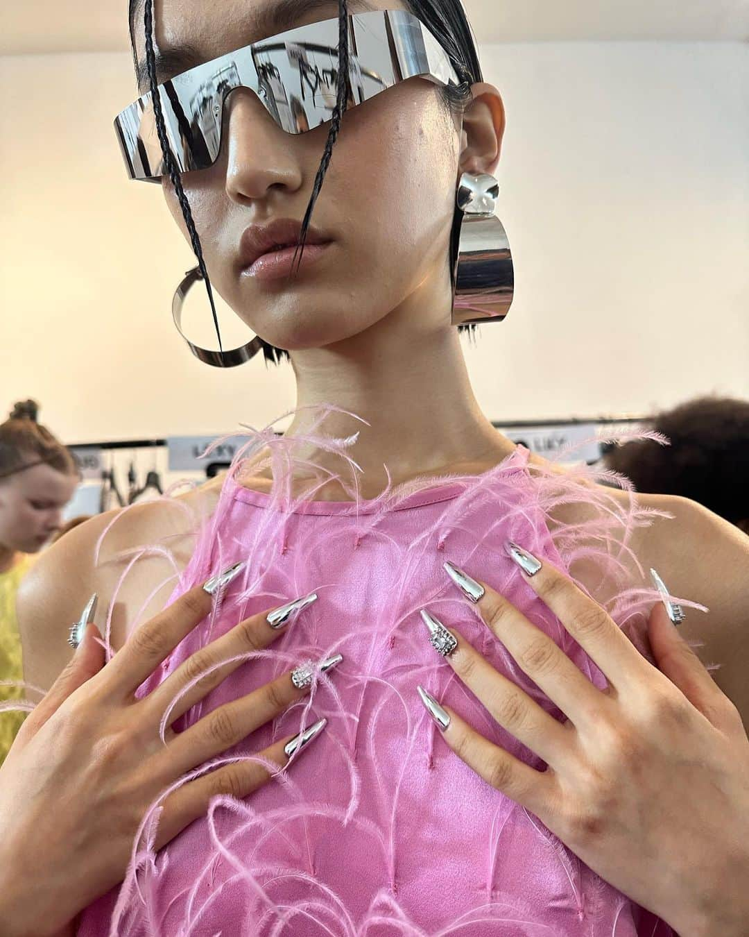 安田直美のインスタグラム：「Street of soho became the runway for @lapointe SS24 🖤🖤🖤  Jeweled chrome nails for @lapointe ss24   sally_lapointe   Styling @anyaziourova  Hair @joeygeorge  Make up @romyglow  Nails @paintboxnails and me  Production @dizoninc   #NYFW #sallylapointe」