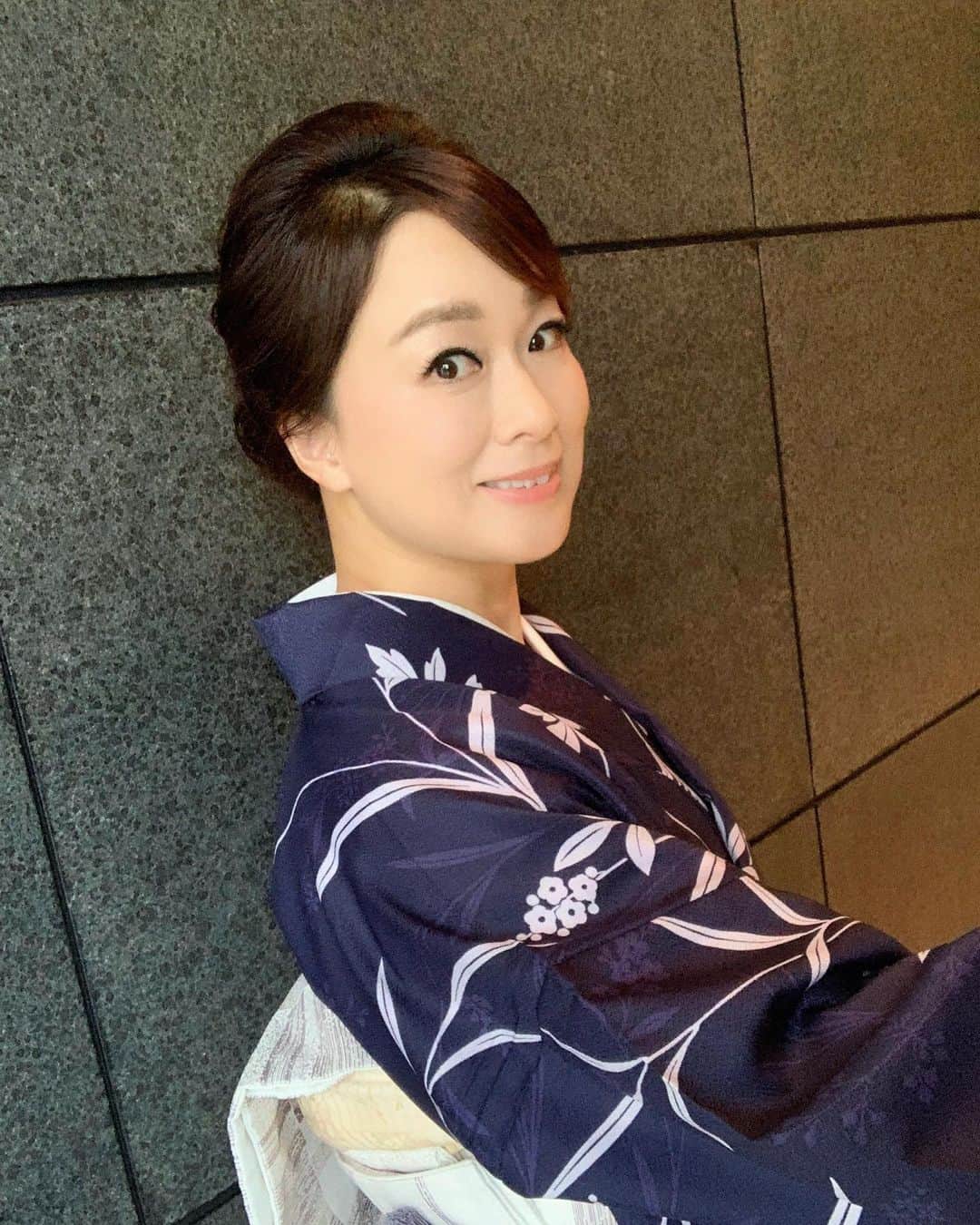 やすみりえのインスタグラム：「今日も楽しくお仕事をさせて頂きました✨ ありがとうございます😊  #川柳#ことばの力#ことのは#575 #川柳を広めよう #きもの#着物#和装#kimono #単衣#九月#長月#彩月」