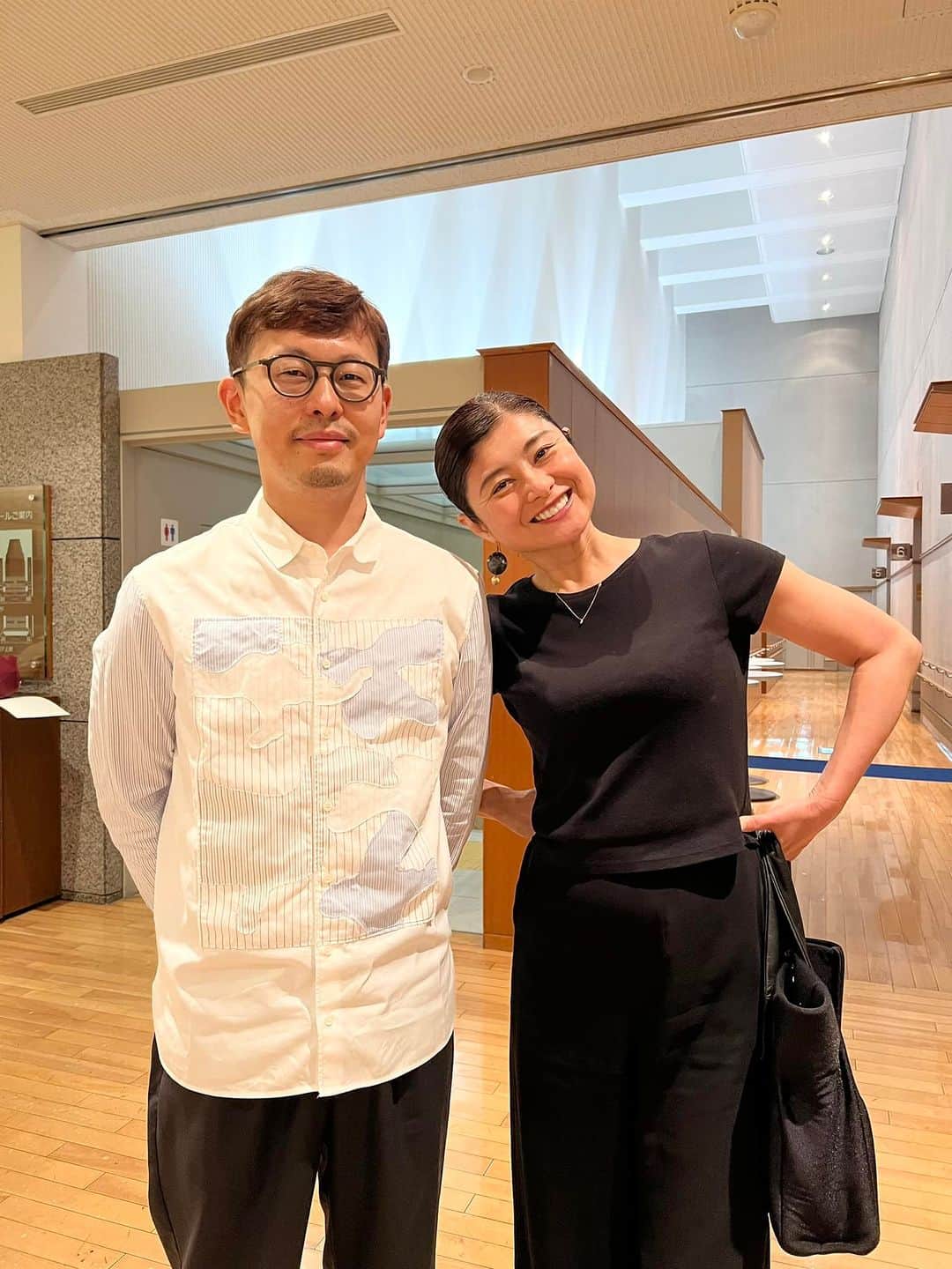 間々田佳子のインスタグラム：「今日のバイオリンニスト飛鳥さん 素敵でした〜💓  素敵な女性とお会いすると ワクワクします…  最高に幸せな気分になって ライブ後は 普段飲まない アルコール🍷でほろ酔い気分 目黒パーシモンから歩いて家に帰ってきました〜！  飛鳥さんと 写真を一緒に撮りたかったけど ライブ後 ファンの皆様の長蛇の列  今日は 世界的有名な バンドネオン奏者 北村くんと記念写真  最近好きなことが見つからないと 思っていたけど…  わたしはタンゴの演奏家の皆さんの 追っかけをしている自分も好きなんだと 気がつきました  タンゴの演奏家のみなさん 大好き💕  北村くんのライブも たくさん聴いています  たくさんの感動を いつも ありがとうございます🎁  @aska.violin  @satoshi_kitamura1979  #北村聡」