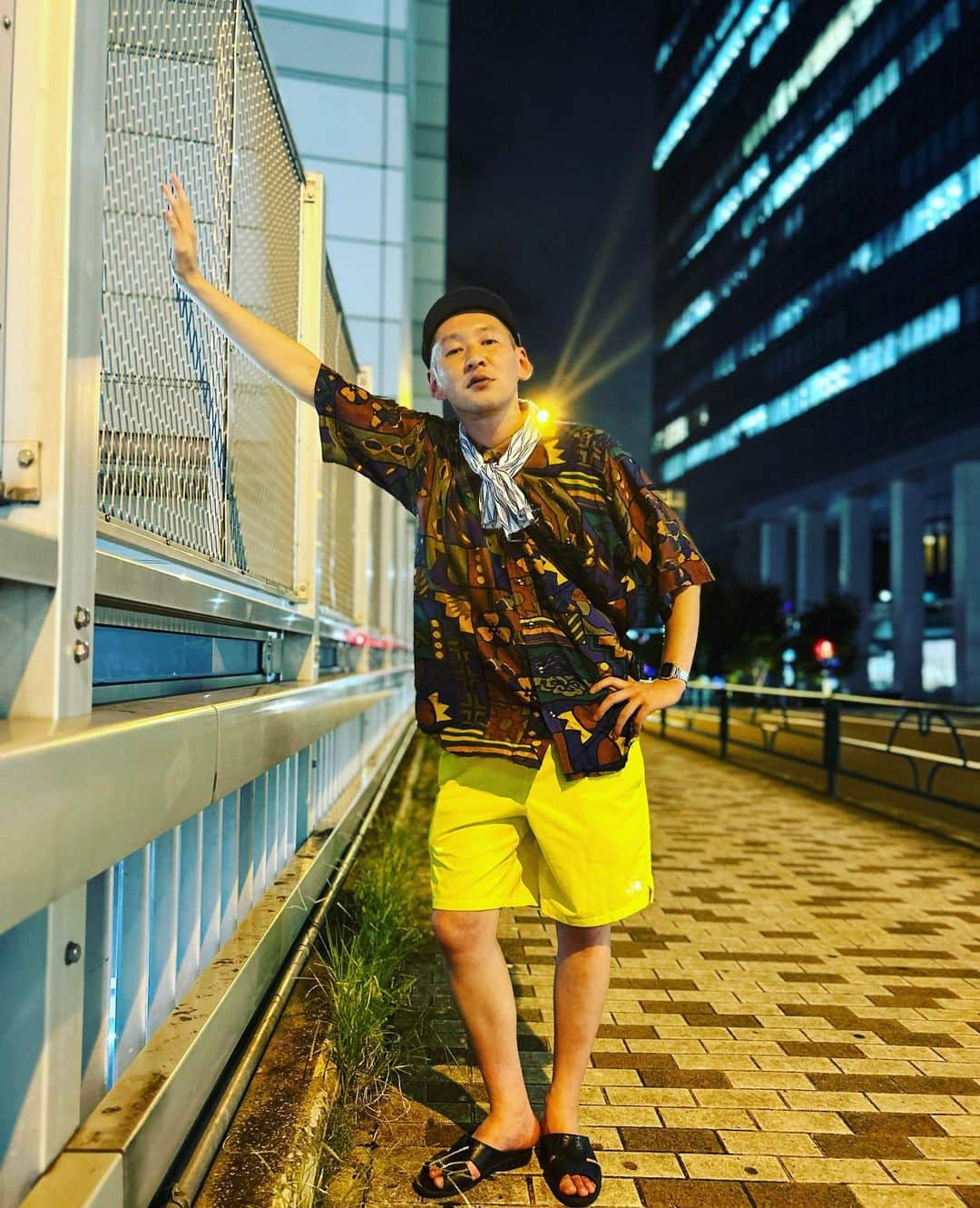 市川刺身さんのインスタグラム写真 - (市川刺身Instagram)「今日の服装。 幕張でライブの日。  ウスノロで購入したシャツ。 高円寺の古着屋で購入したノースフェイスの黄色半ズボン。 ALDIESの黒帽子に黒の便所サンダルに手ぬぐい。  幕張昼ネタで終わりだったので久しぶりに早めの帰宅で夜なかちゃんと散歩してなかちゃんに撮ってもらいました。 後光がさしてる。 なかちゃんありがとう。  #今日着た服 #ファッション #古着 #光 #フェンス」9月11日 23時25分 - soitsudoitsu