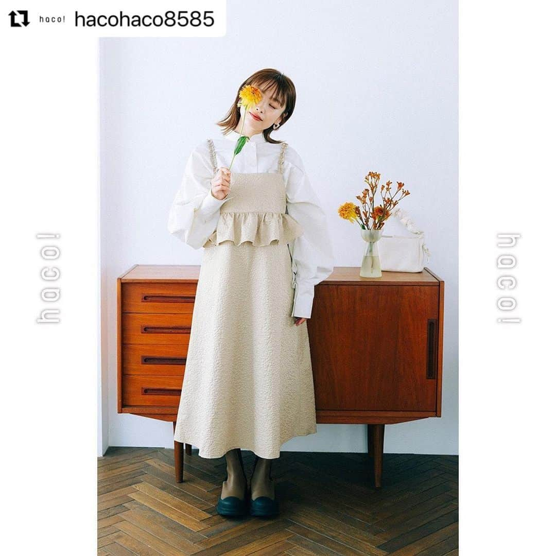 高橋愛さんのインスタグラム写真 - (高橋愛Instagram)「🌼🌷🌼🌷🌼🌷😌🌷💓✨ ㅤㅤㅤㅤㅤㅤㅤㅤㅤㅤㅤㅤㅤ ㅤㅤㅤㅤㅤㅤㅤㅤㅤㅤㅤㅤㅤ 今回のコレクションのテーマが お花ということで お花を意識して それぞれのお洋服を作りました💓　 どの子も可愛く出来て、本当に幸せっっ🌈🌈🌈　 愛を込めてハコの皆さんと共に 作りました😌 是非見てください❕  ㅤㅤㅤㅤㅤㅤㅤㅤㅤㅤㅤㅤㅤ #Repost @hacohaco8585 with @use.repost ・・・ ＼ 9.11 LOVE&PEACE PROJECT ／高橋愛さんコラボアイテム 本日デビューほやほやのアイテムたち♪ ⁡ 高橋愛さんと今の気持ちや「好きに」 ひとつひとつ丁寧に向き合って考えて LOVE AND PEACEな「時」を感じられるお洋服、 全7アイテムが完成しました♡ ⁡ ■1,2,3,4枚目 ITEM：お花が綺麗に咲いている奇跡を身にまとう ONE-PIECE 「お花が綺麗に咲いているなと感じるときに ラブアンドピースを感じます」 「私にとってお花や植物は癒しで、 思わず触れたり、話しかけたりしたい衝動にかられます♡」 そんな愛さんの言葉をお洋服に体現！ １枚でパッと花が咲いたように気分が上がるワンピースができました。 ⁡ ■5,6枚目 ITEM：一輪挿しも花束もどちらも楽しむような TWO-PIECE 「花束をいただいたときには、一輪挿してみたり、 組み合わせをばらけて活けてみたり。その時間がすごく楽しいです」 「好きな部屋に、好きな花瓶に、そっと見守るように一輪。 目を引くアクセントにしたいときは束にして愛でたいな」 愛さんのお話を聞いて、お洋服でも同じように楽しめたなら！と、 バラバラでも一緒に着ても華やかな花束みたいなTWO-PIECEを作りました！   ■7,8枚目 ITEM：大好きな人と会うときには前向いて背筋のばそう バルーンシルエットのTWO-PIECE 「大好きな人とご飯を食べたり一緒に過ごす瞬間に ラブアンドピースを感じます。 それから大好きな後輩に会う時には、背筋もすっと伸ばしていたいですね」 そんな風に話してくださった高橋愛さんと作った、 自然体で素敵に見えるしかけを散りばめたTWO-PIECEです。 ⁡ ⁡ ★今年度の基金及び寄付金は、戦時下にあるウクライナ、 また難民の方々の支援などに活用されます。 ⁡ ＝＝＝＝＝＝＝＝＝＝＝＝＝＝＝＝＝＝＝ . . ▷気になったアイテムをタップ 投稿した画像にアイテムへのリンクをつけております。 お値段などもご覧いただけます。 ⁡ ▷まだまだあります プロフィールリンクから、 今日にぴったりなアイテムをご覧いただけます。 →@hacohaco8585 ⁡ #haco! #パッション通販のhaco! #ラブアンドピース2023 #ラブアンドピースプロジェクト2023 #LOVEANDPEACEPROJECT #世界中のこどもたちにしあわせな未来を @i_am_takahashi」9月11日 23時26分 - i_am_takahashi