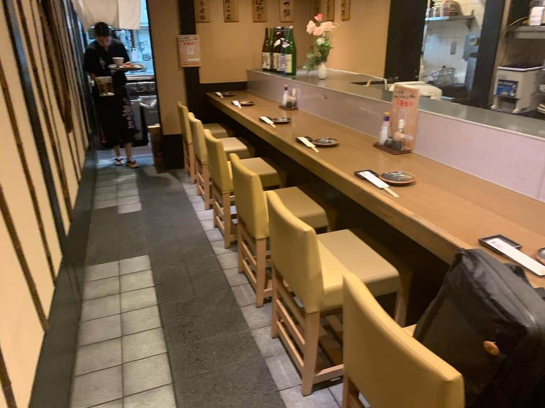 九州熱中屋さんのインスタグラム写真 - (九州熱中屋Instagram)「. 📍新橋　熱中屋　新橋烏森LIVE .  九州各地のうまかもんが堪能できる居酒屋‼️  久しぶりに地元九州の名物を存分に堪能出来た❗️😙  ボリューム沢山の鉄板餃子はめちゃくちゃ熱々で、皮の中はパンパンに具材が入っていて絶品過ぎた‼️✨  博多の皮串もサツマイモで作ったポテトサラダもめちゃくちゃ美味しかった❗️  サバは注文後に生簀で泳いでるサバを取り出し、刺身で出てくるのでめちゃくちゃ新鮮で美味しかった‼️㊙️😍  店内は1階がカウンターで2階はテーブル席が複数あるので、1人でも大人数でも幅広く利用出来る‼️  皆んなも是非行ってみてね‼️  【アクセス】 ▪️住所 東京都港区新橋2-9-13  ▪️交通手段  ＪＲ 新橋駅 日比谷口 徒歩3分  地下鉄銀座線 新橋駅 SL広場口 徒歩3分  都営浅草線 新橋駅 SL広場口 徒歩3分  新橋駅から183m  【営業時間】  【月～木・土・日】16:00～23:00 【金・祝前】16:00～26:00 日曜営業 定休日  なし .  話題のお店から 穴場のお店まで発信中‼️㊙️ 👉『@zeppin__gurume』 次回もお楽しみに☺️ . .  #絶品過ぎグルメ #新橋 #新橋ディナー #東京グルメ #東京ディナー #飲み屋 #居酒屋 #居酒屋メニュー #居酒屋グルメ #居酒屋巡り #居酒屋好きな人と繋がりたい #九州グルメ #お酒 #お酒好きな人と繋がりたい #お酒好きと繋がりたい #お酒好き女子 #お酒大好き #お酒好き #酒スタグラム #酒 #刺身 #銀座グルメ #有楽町グルメ #日比谷グルメ #九州熱中屋 #サバ活 #新橋グルメ #新橋居酒屋 #新橋飲み」9月11日 23時33分 - necchuya