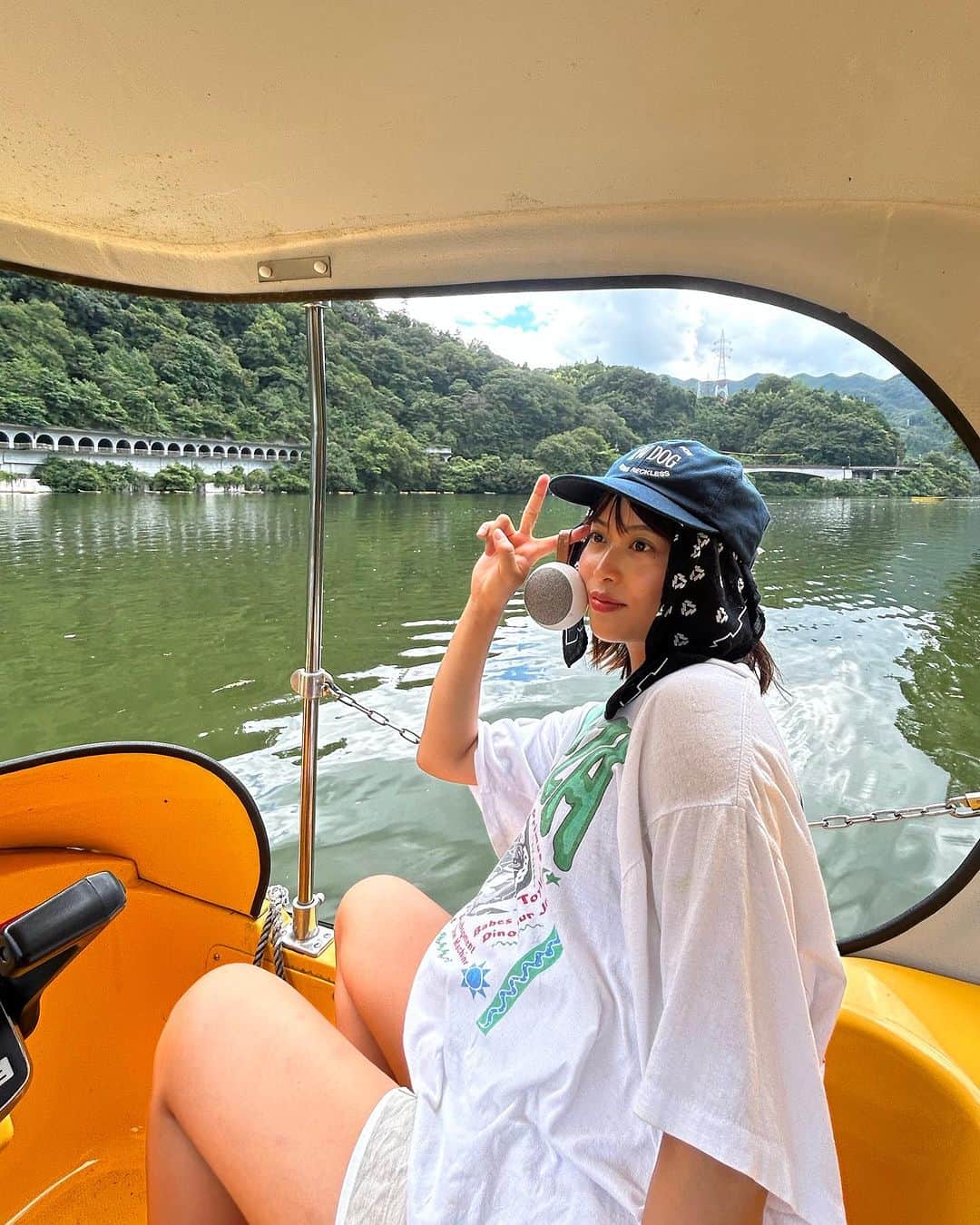 三原勇希のインスタグラム：「相模湖すきなんです。 時が止まってるから。笑 都心からも近いしね！  広角で撮ったらすごい身体バランスになったけど😂この @kreafunk のBlootoothスピーカーの手軽さったら、いつでもぽんっとバッグに入れてボートの上まで持っていける感じです🎵防水だしね  ギフトして頂き、kreafunk公式サイトから購入すると15%オフになるクーポンコードも頂いたのでミュージックラバーのみなさんよかったらぜひ👇もっと色んなカラーがあるよ！ 🧑‍💻TL15KREAFUNK  @kreafunk @modernity_jp  #KREAFUNK #クレアファンク #PR」