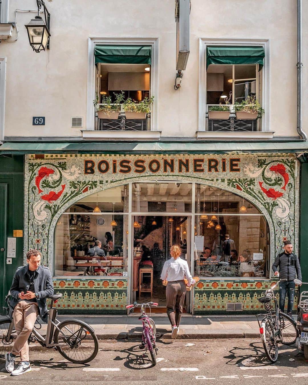 My Little Parisのインスタグラム：「Une boisson à la pêche s’il vous plaît. 🇬🇧: A fish syrup please. (📸: @julieaucontraire)」