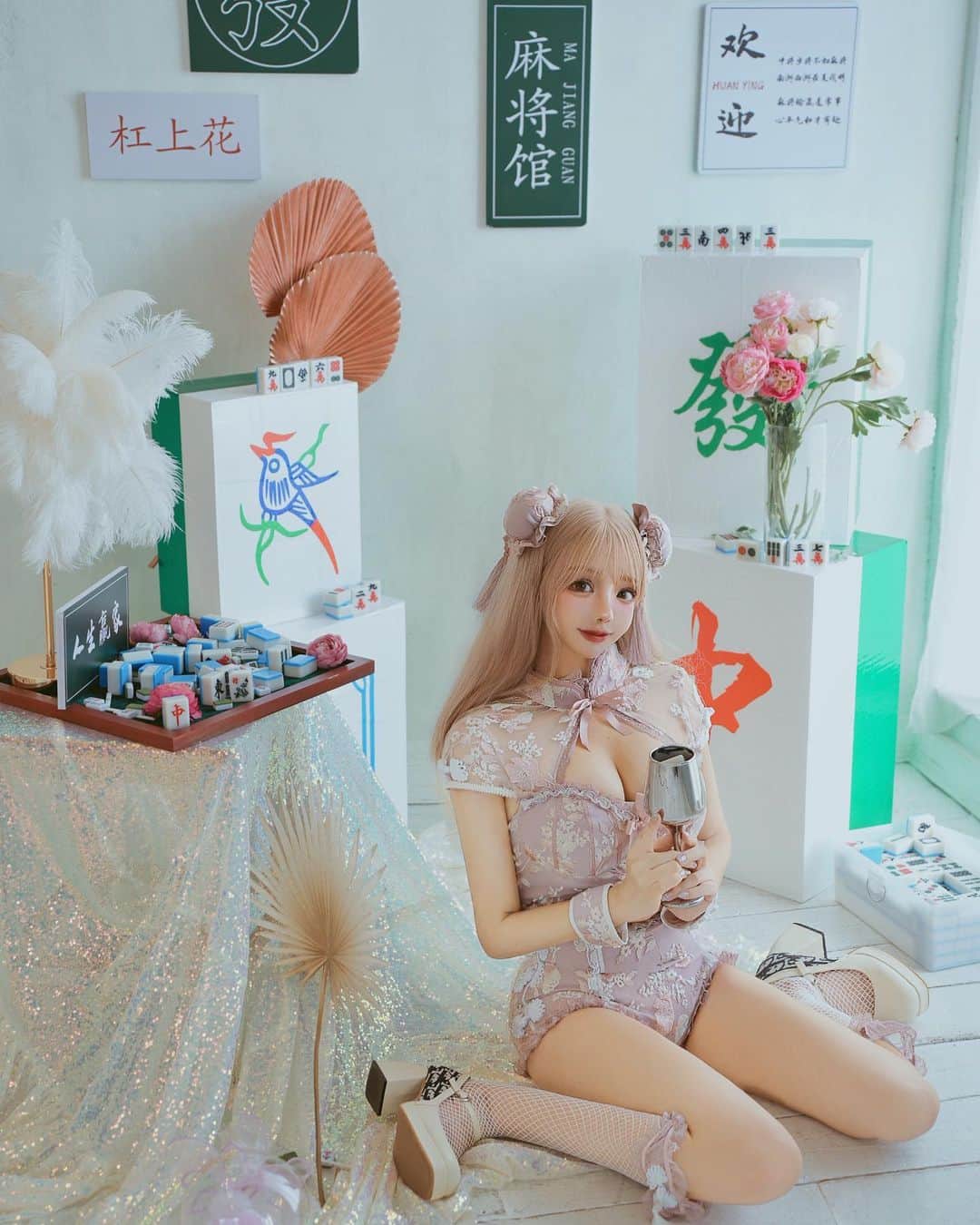 くまくまくまのインスタグラム：「・ 一緒に麻雀しません？〜🀄️✨  チャイナ風のコスプレ可愛すぎるん💓  #ハロウィン#ハロウィンコーデ#ハッピーハロウィン#ハロウィンコスプレ#ハロウィン仮装#チャイナドレス#チャイナ服#コスプレ#コスプレ撮影#コスプレ女子#cosplay#halloween #セクシーガール#大人可愛い#インスタ映え#撮影会#麻雀」