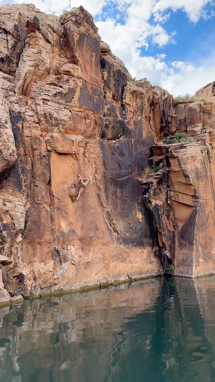 シエラ・ブレア・コイルのインスタグラム：「Switched On, V4 Clear Creek, AZ  Another beautiful line in Clear Creek 🌞   🎥: @b_enix_」